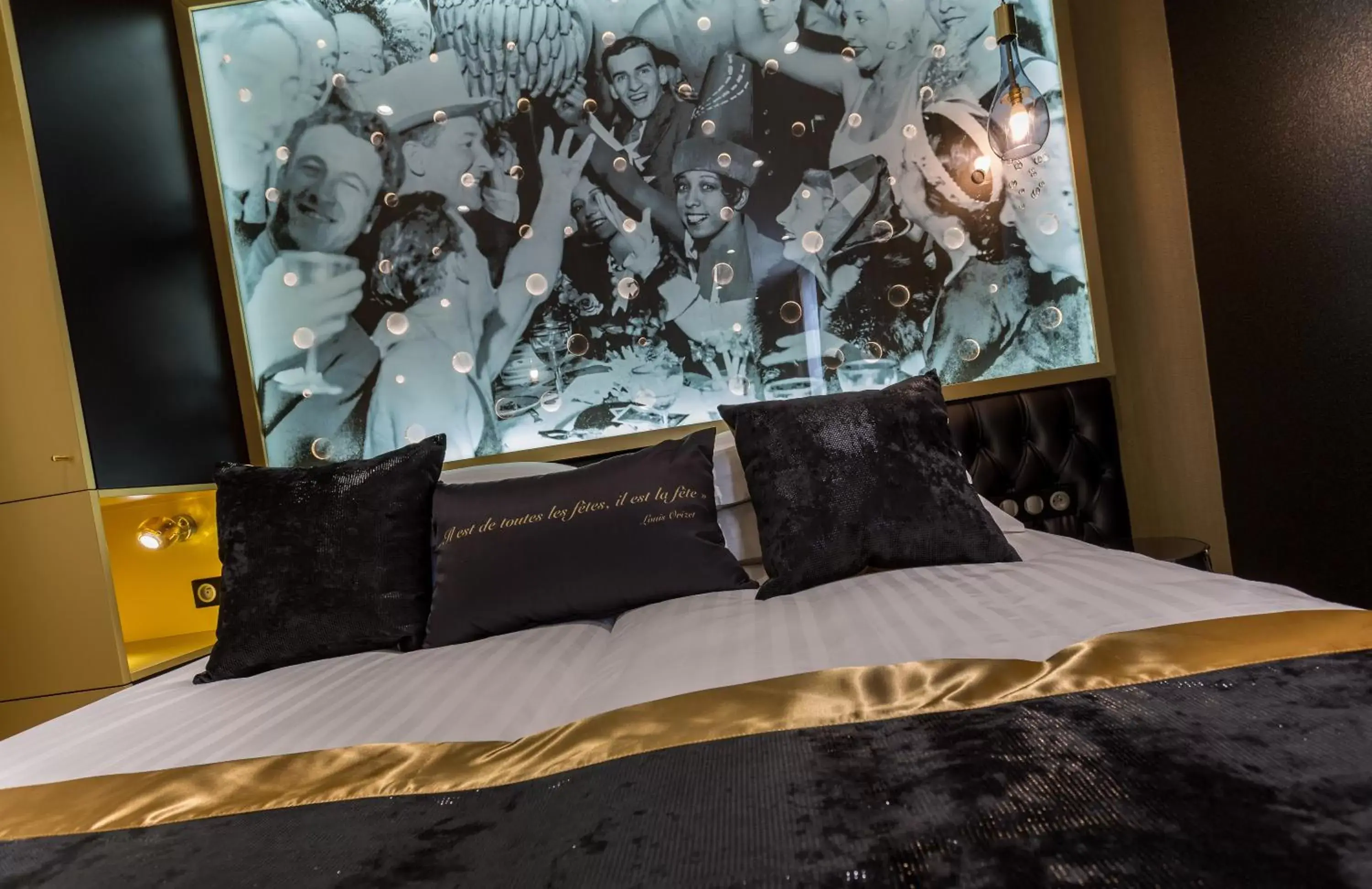 Bed in Hotel Les Bulles De Paris