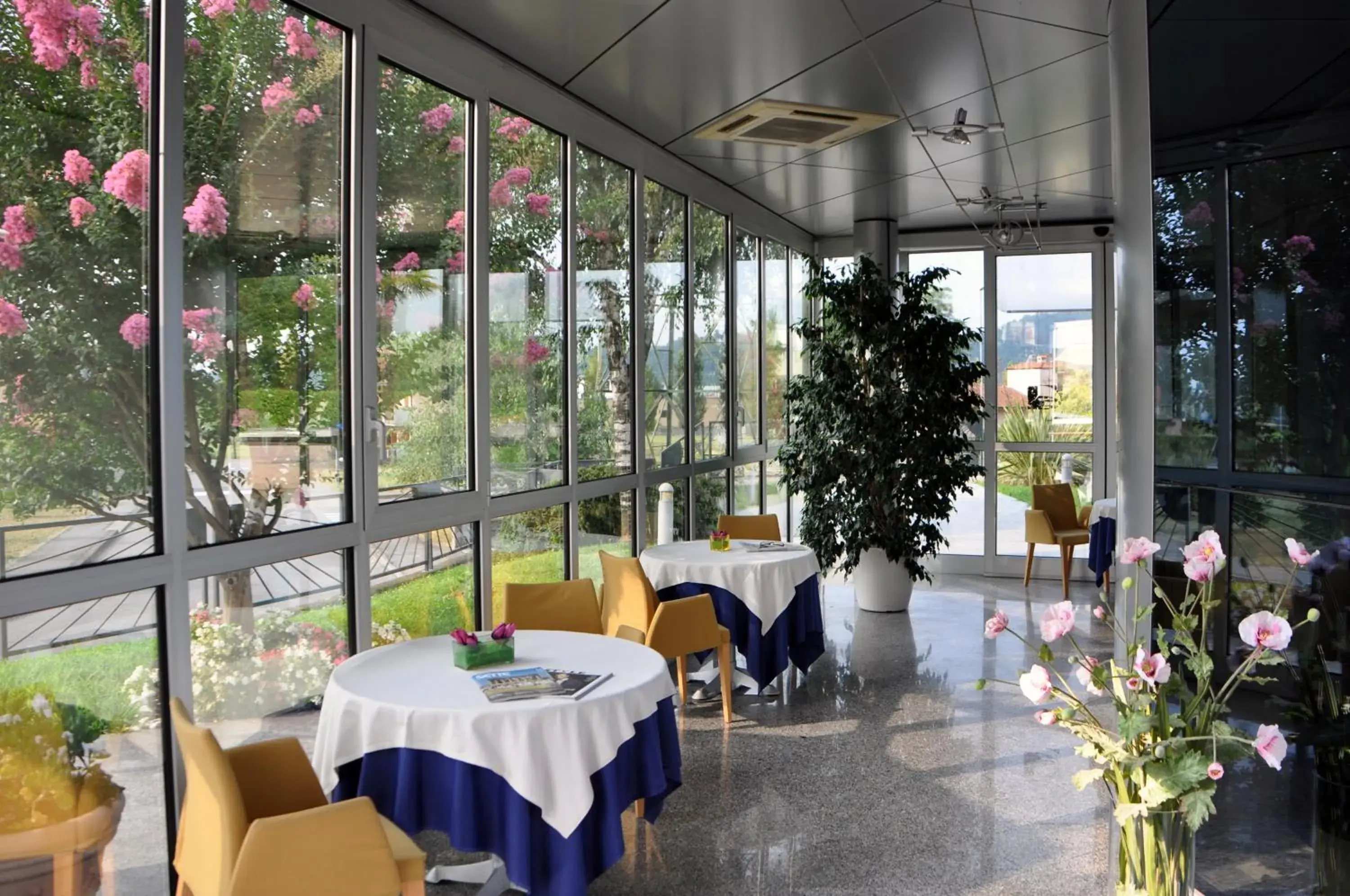 Day, Restaurant/Places to Eat in Executive Bergamo
