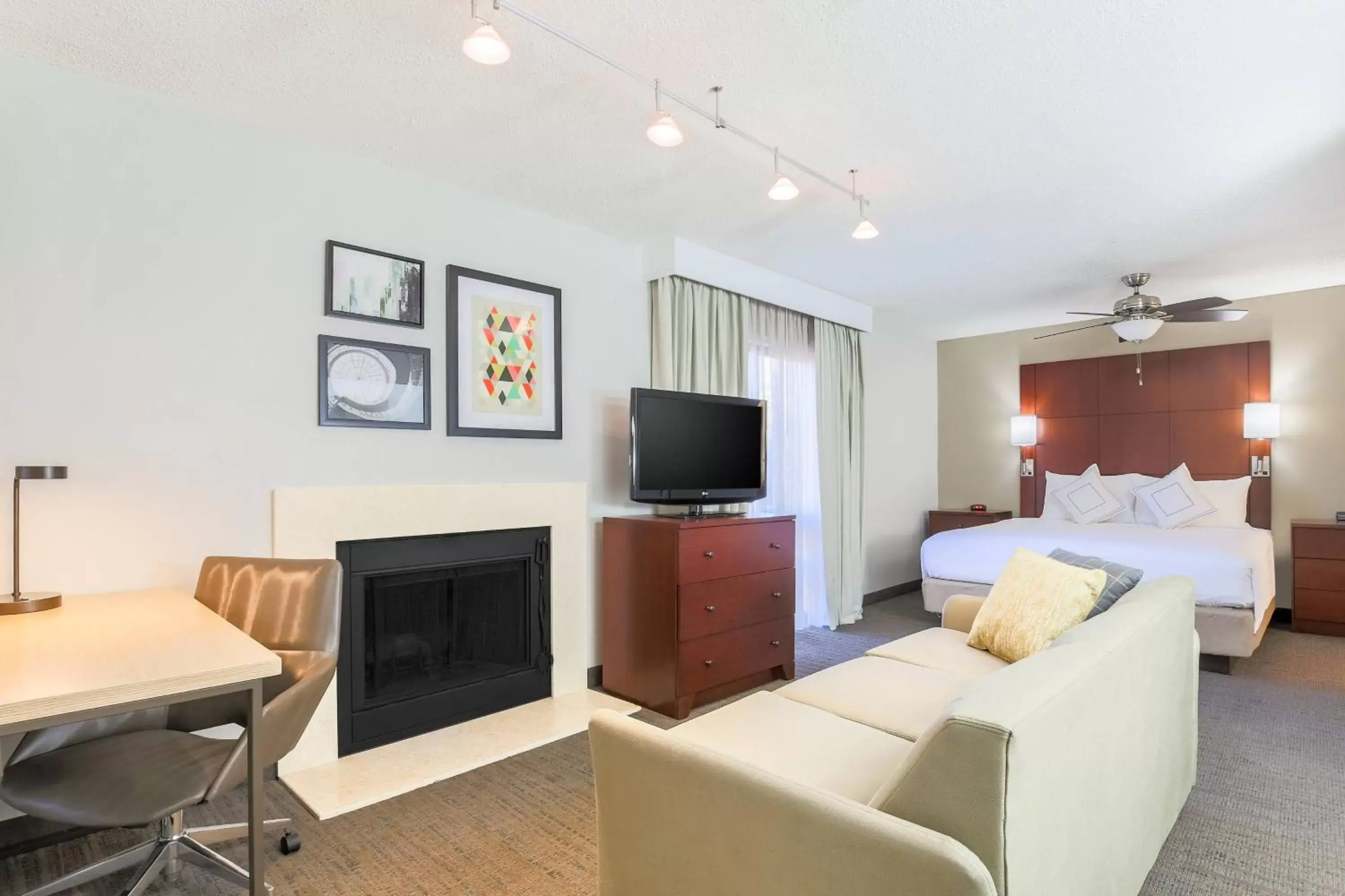 Living room, TV/Entertainment Center in Residence Inn by Marriott Atlanta Cumberland/Galleria