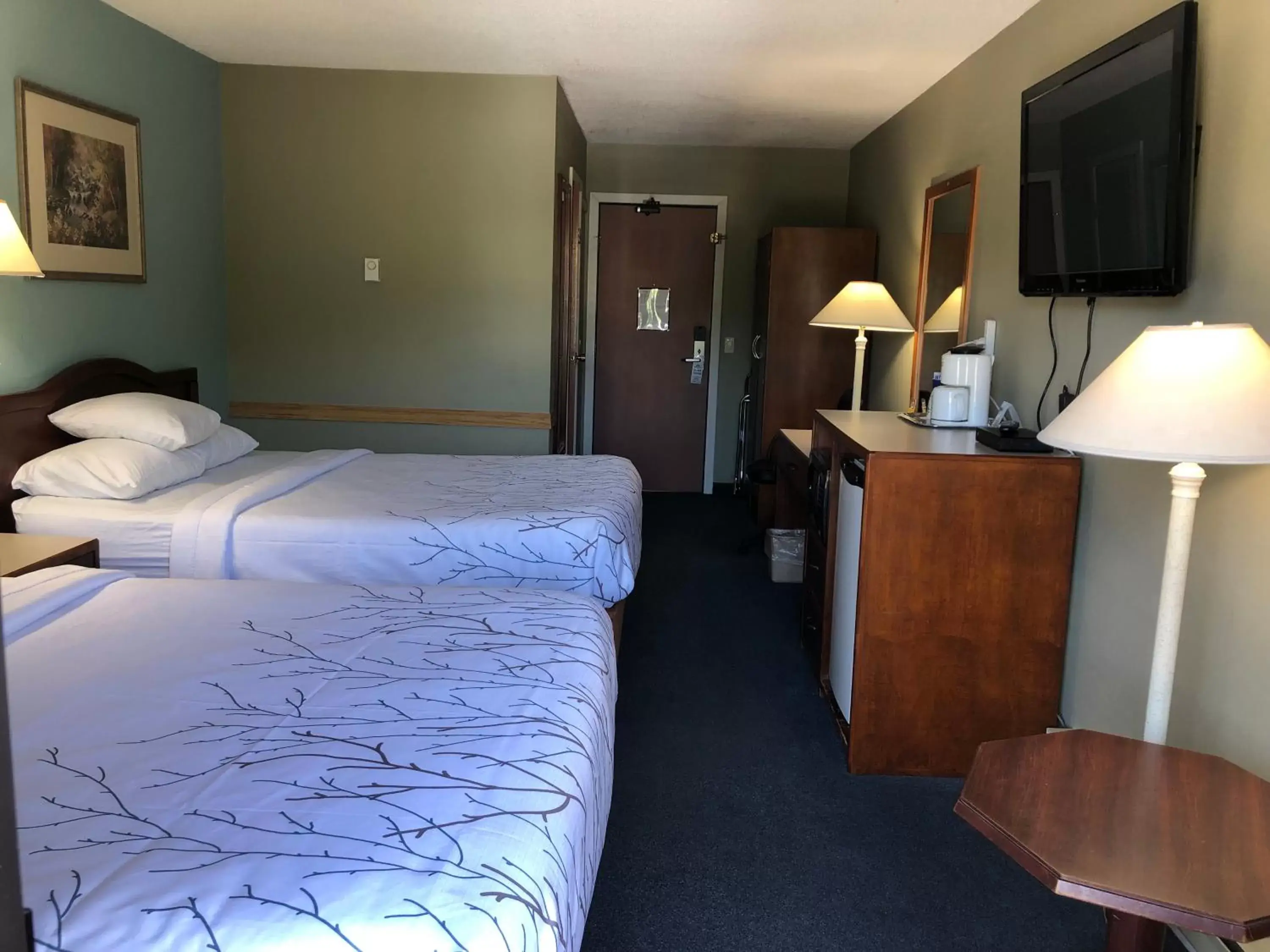 Photo of the whole room, Bed in Canadas Best Value Inn & Suites-Castlegar