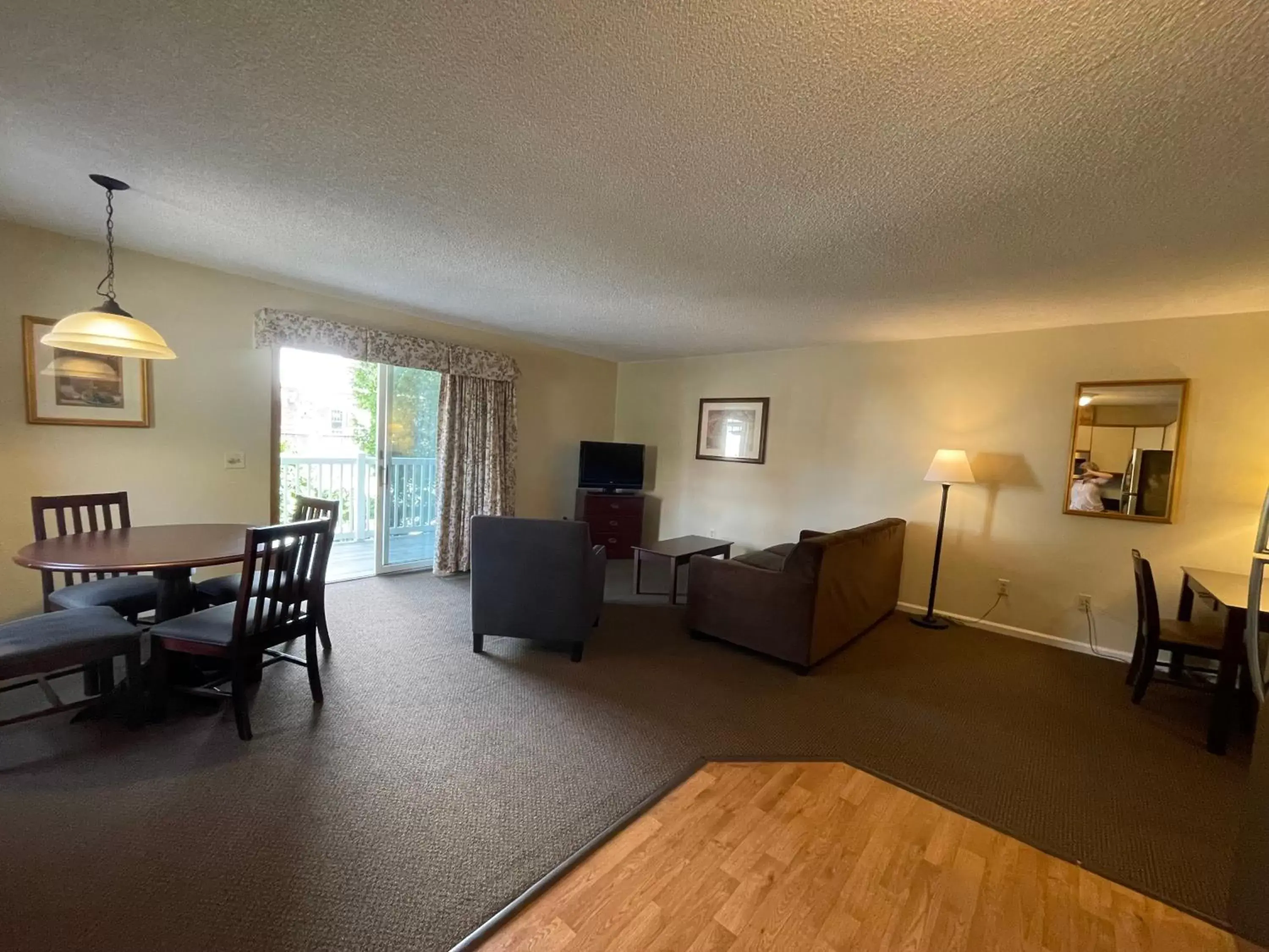 Living room, Seating Area in The Central Downtown Inn Suites