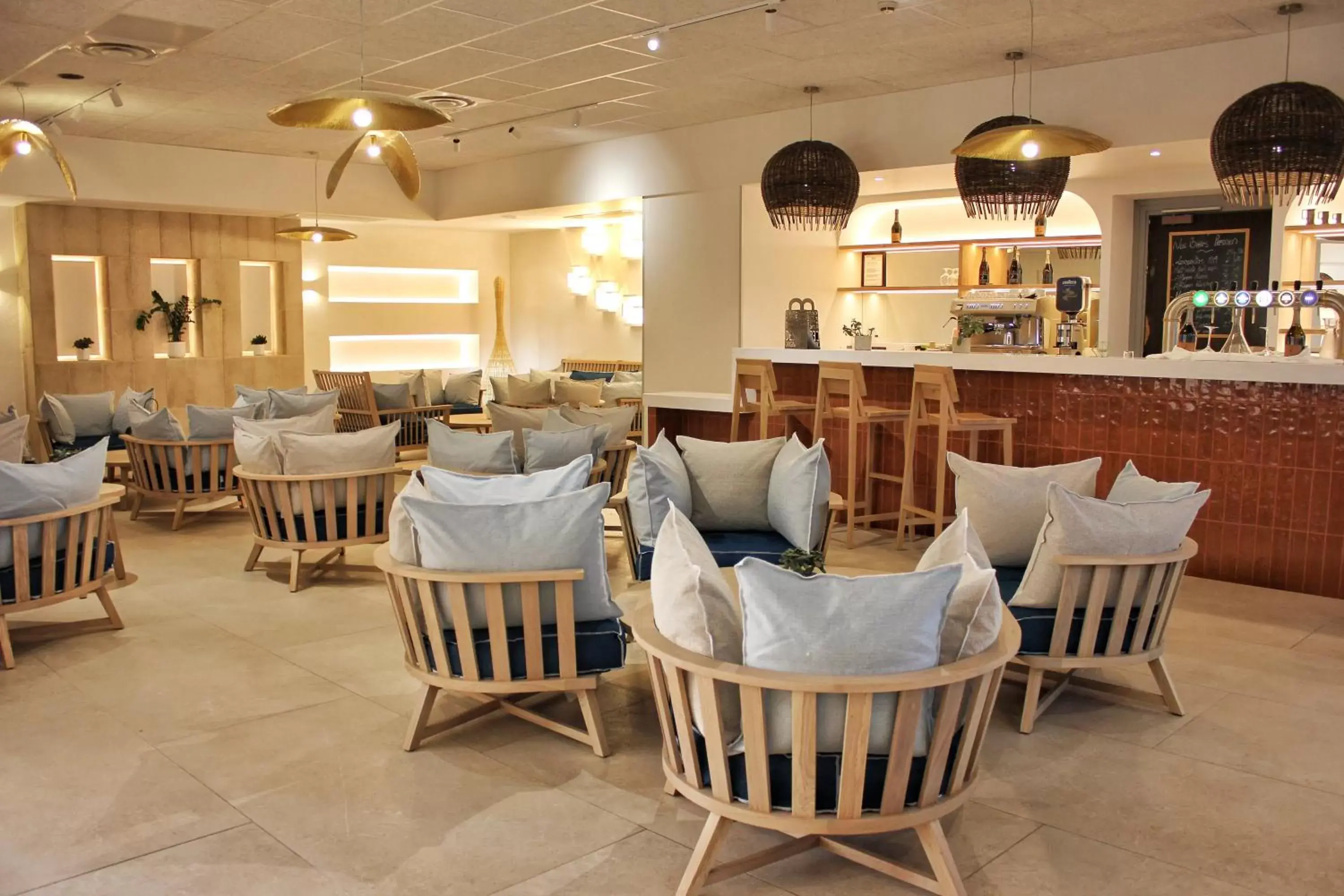 Lounge or bar, Restaurant/Places to Eat in Golden Tulip Villa Massalia