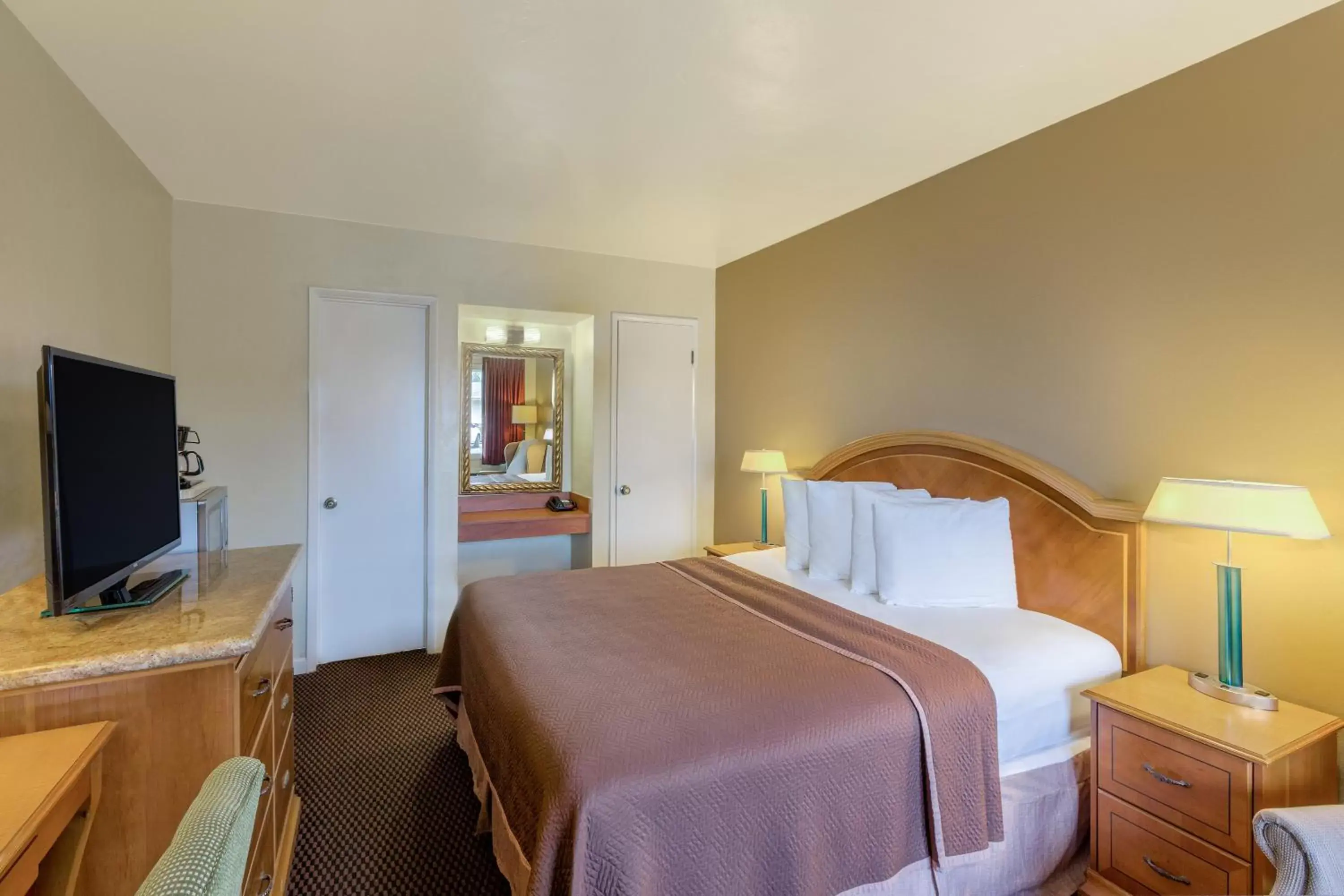 Photo of the whole room, Room Photo in Travelodge by Wyndham Santa Rosa Wine Country