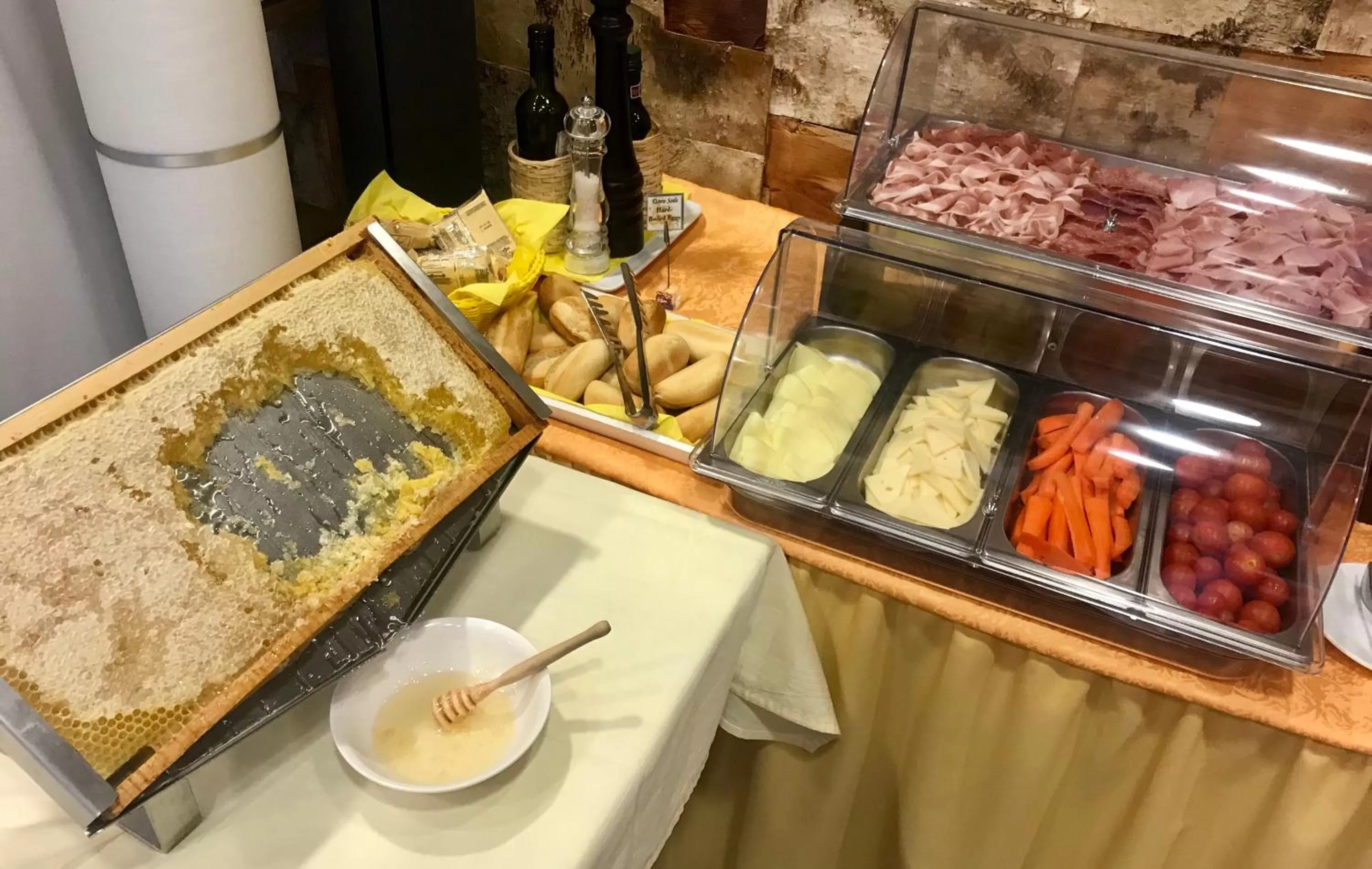 Buffet breakfast in MiHotel