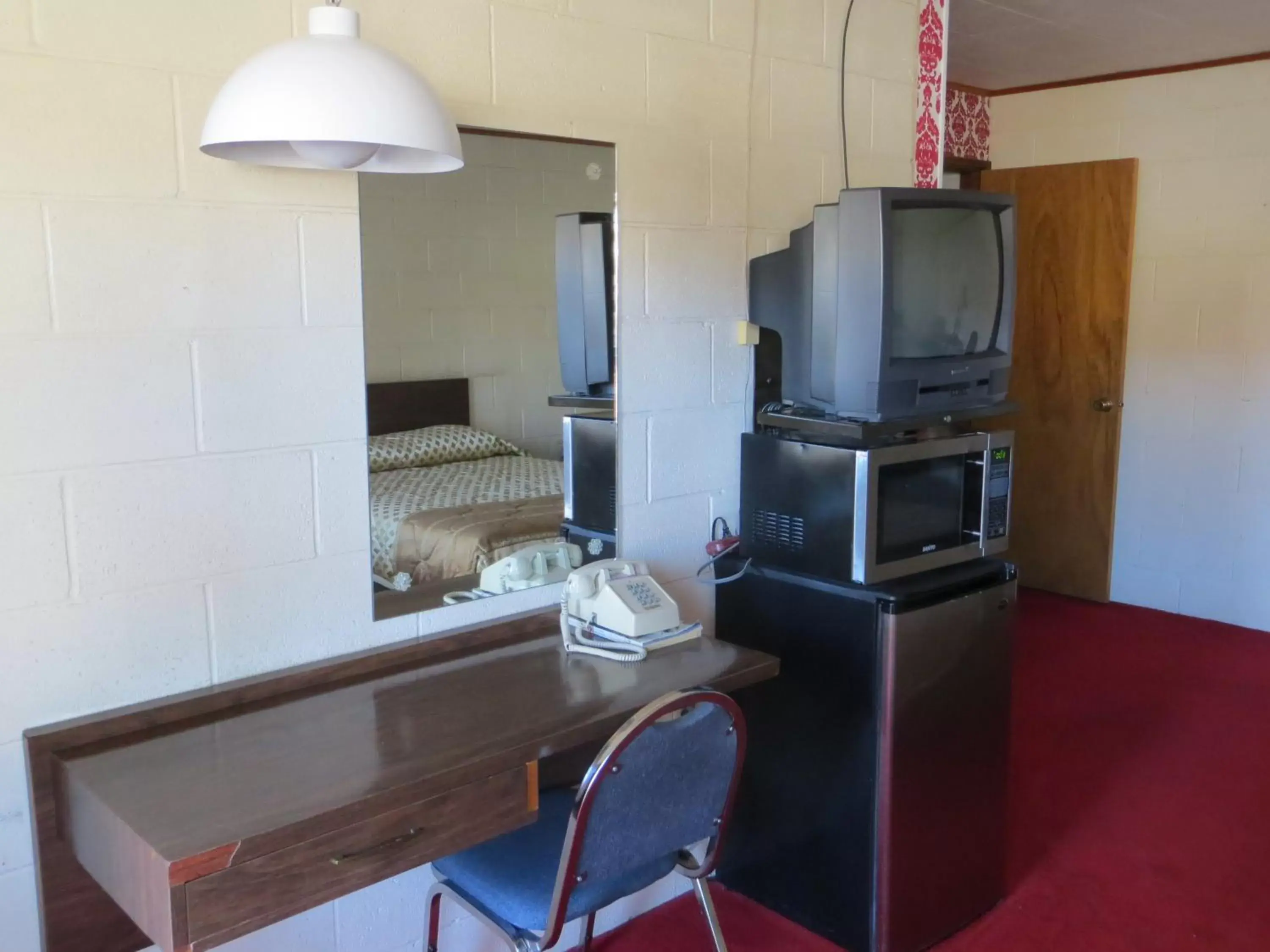 Seating area, Kitchen/Kitchenette in Alamo Inn