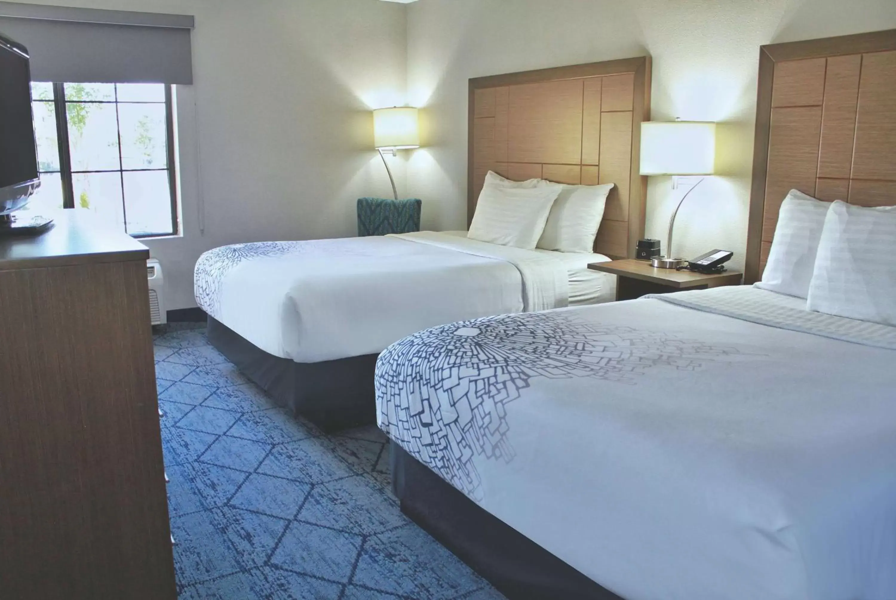Deluxe Queen Room with Two Queen Beds in La Quinta by Wyndham NE Long Beach/Cypress
