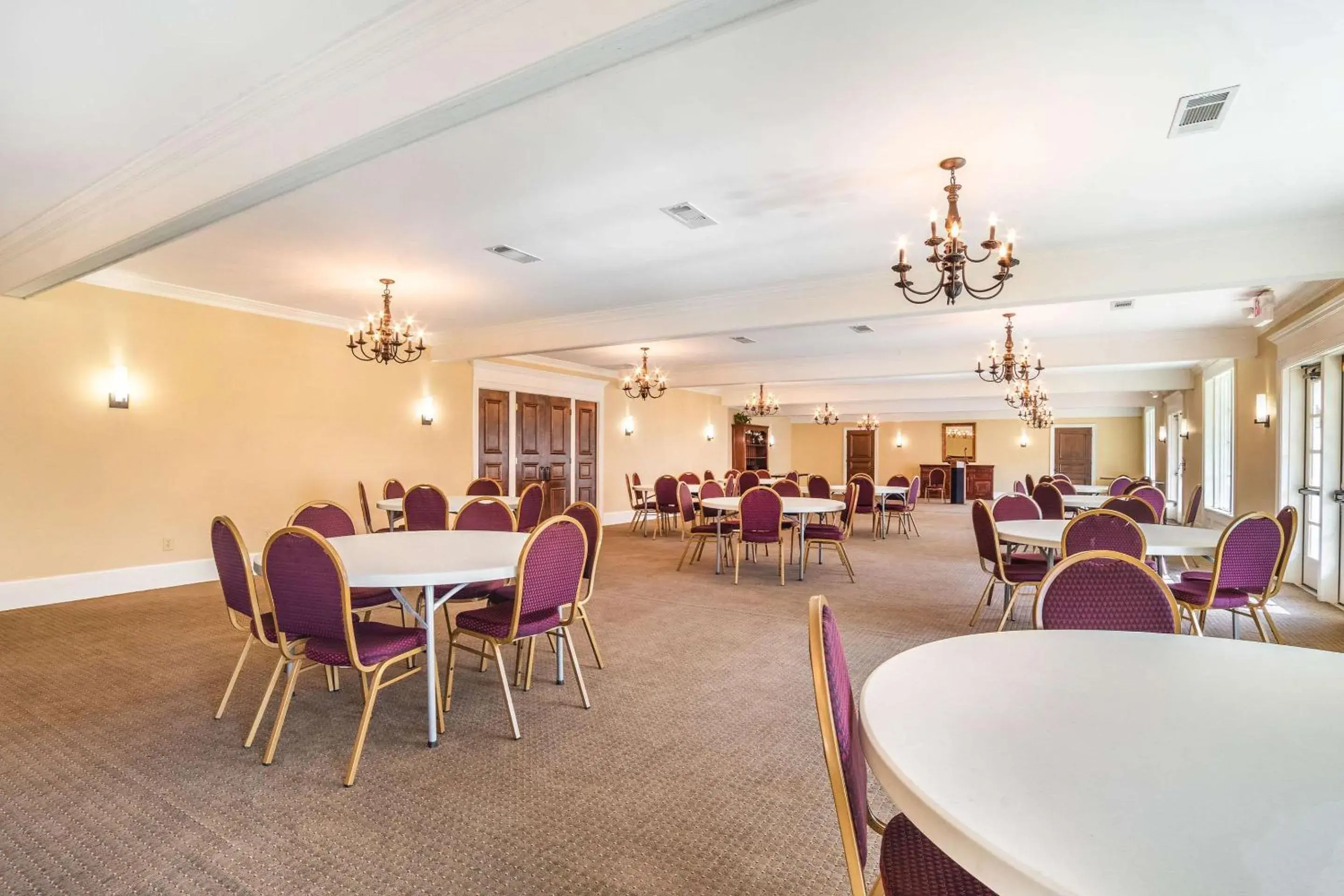 Meeting/conference room, Restaurant/Places to Eat in Quality Inn & Suites