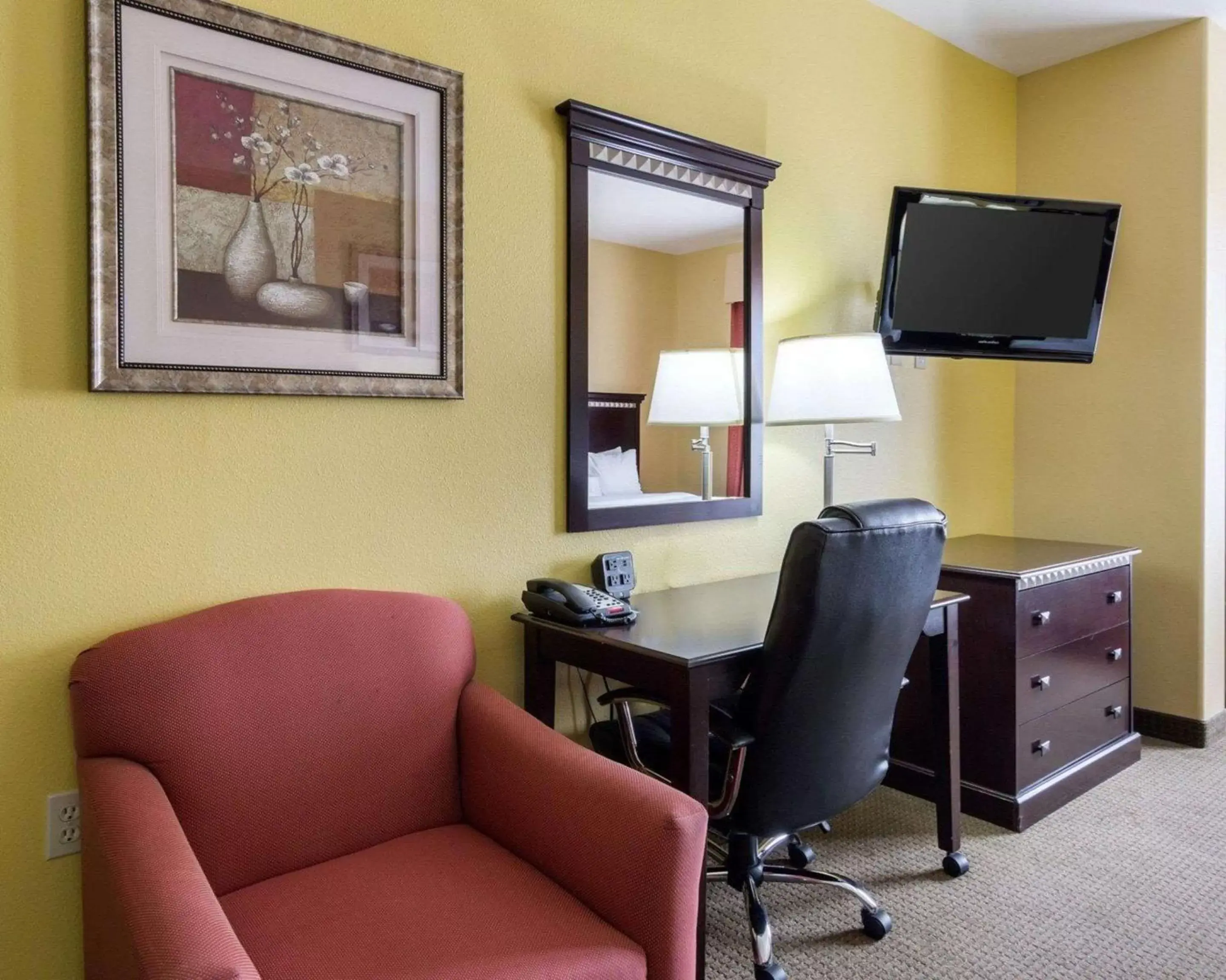 Photo of the whole room, TV/Entertainment Center in Comfort Suites Palestine