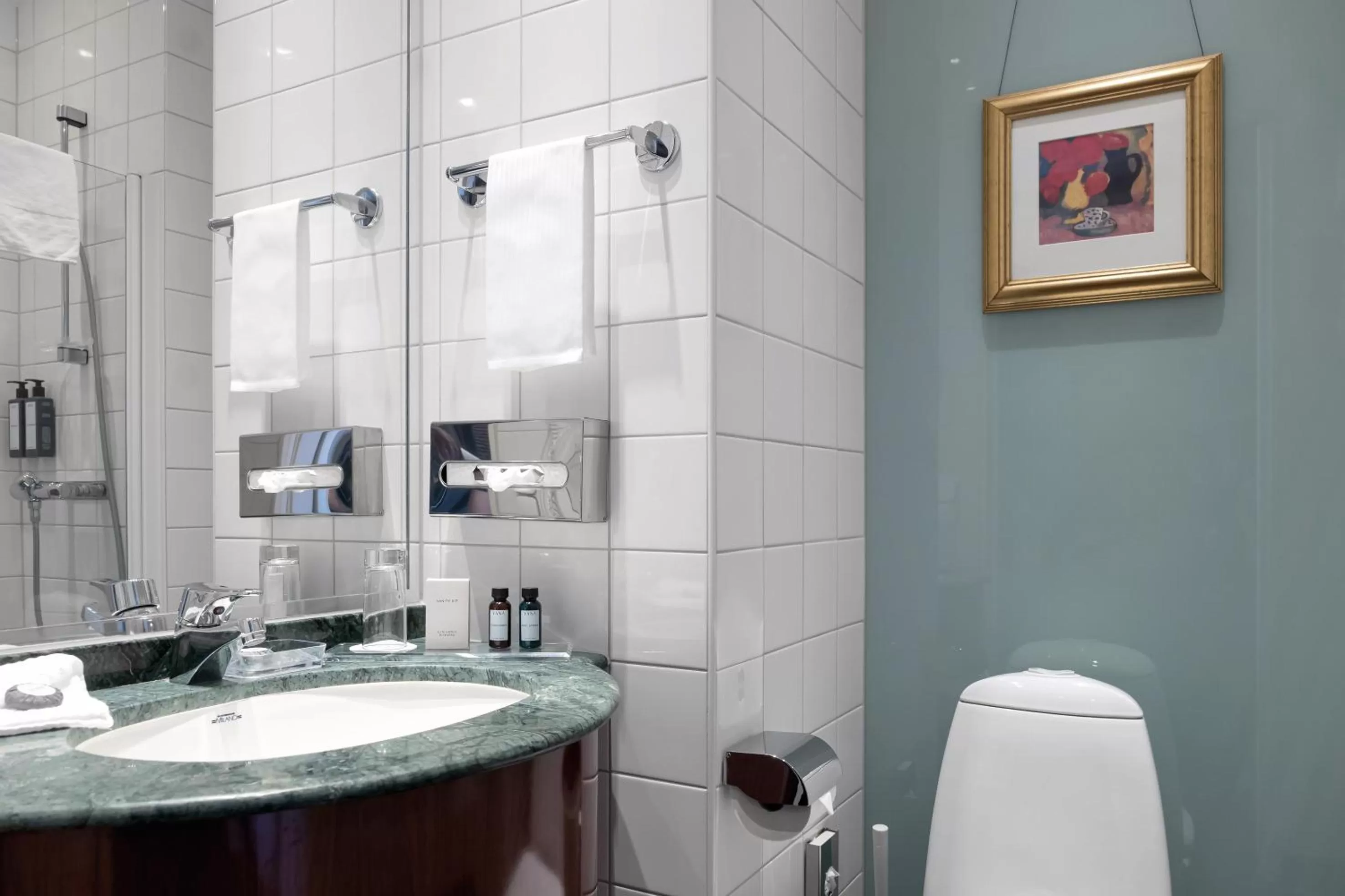 Bathroom in Elite Plaza Hotel