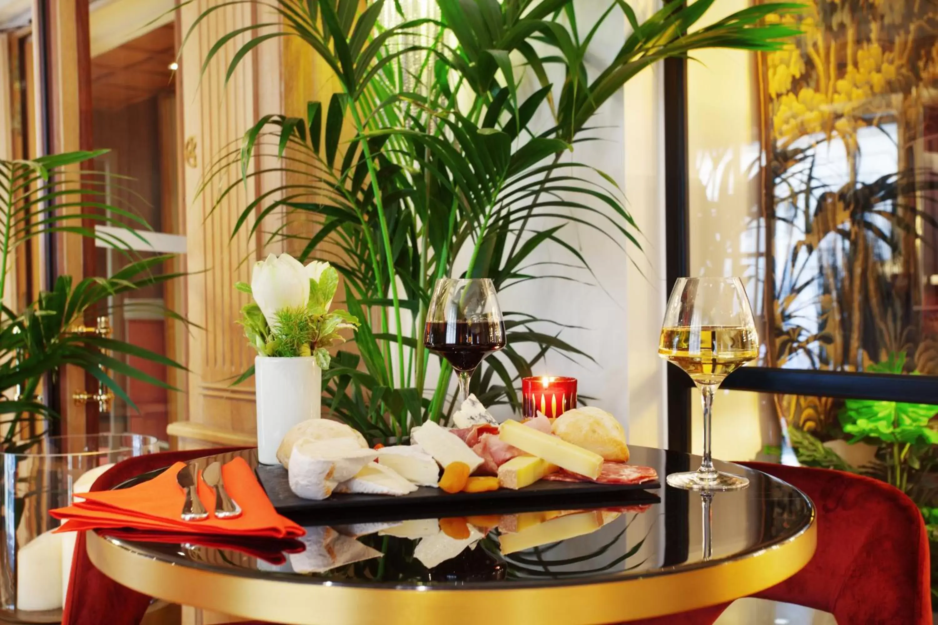 Food and drinks in Hotel Trianon Rive Gauche