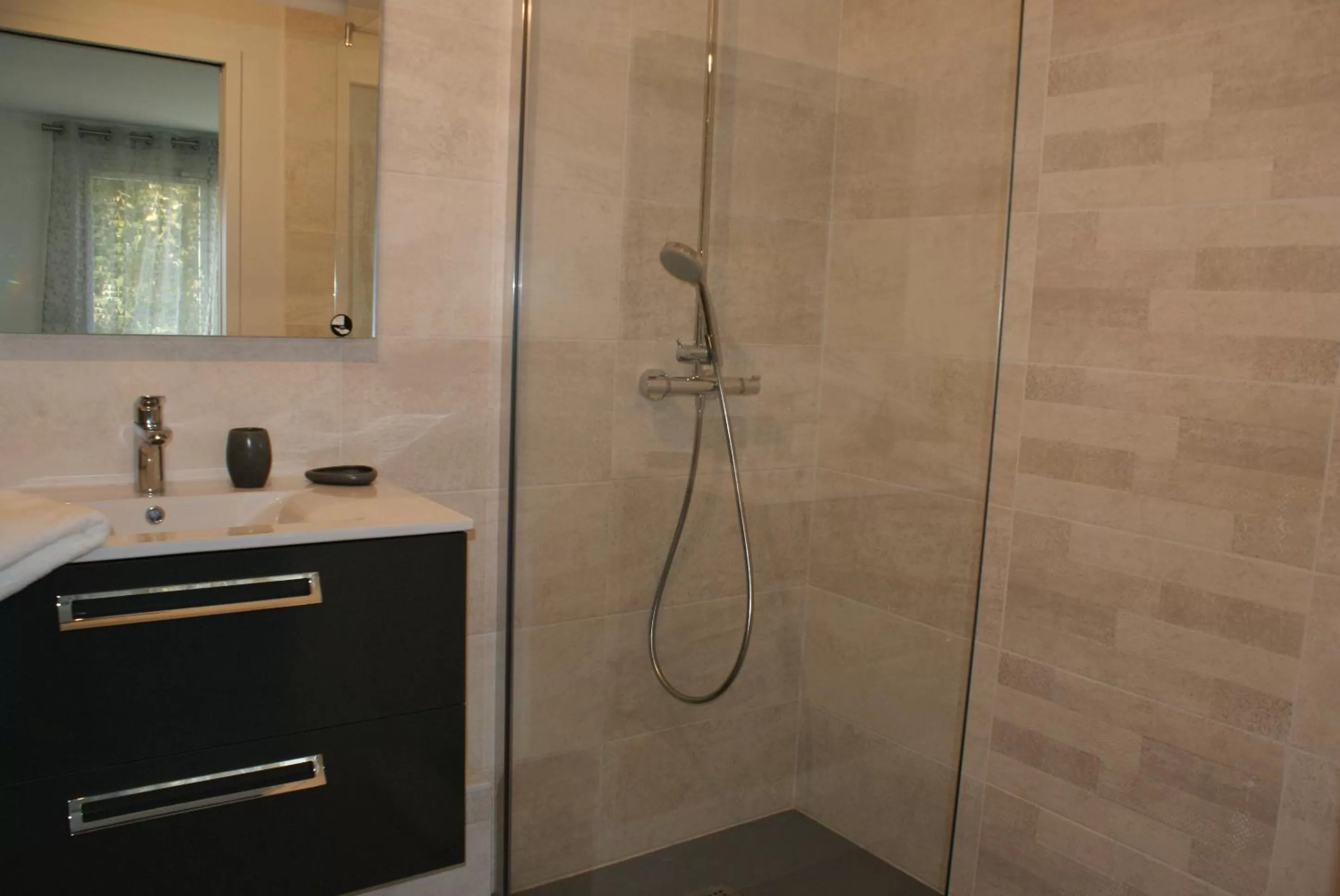 Bathroom in Aux Agapanthes