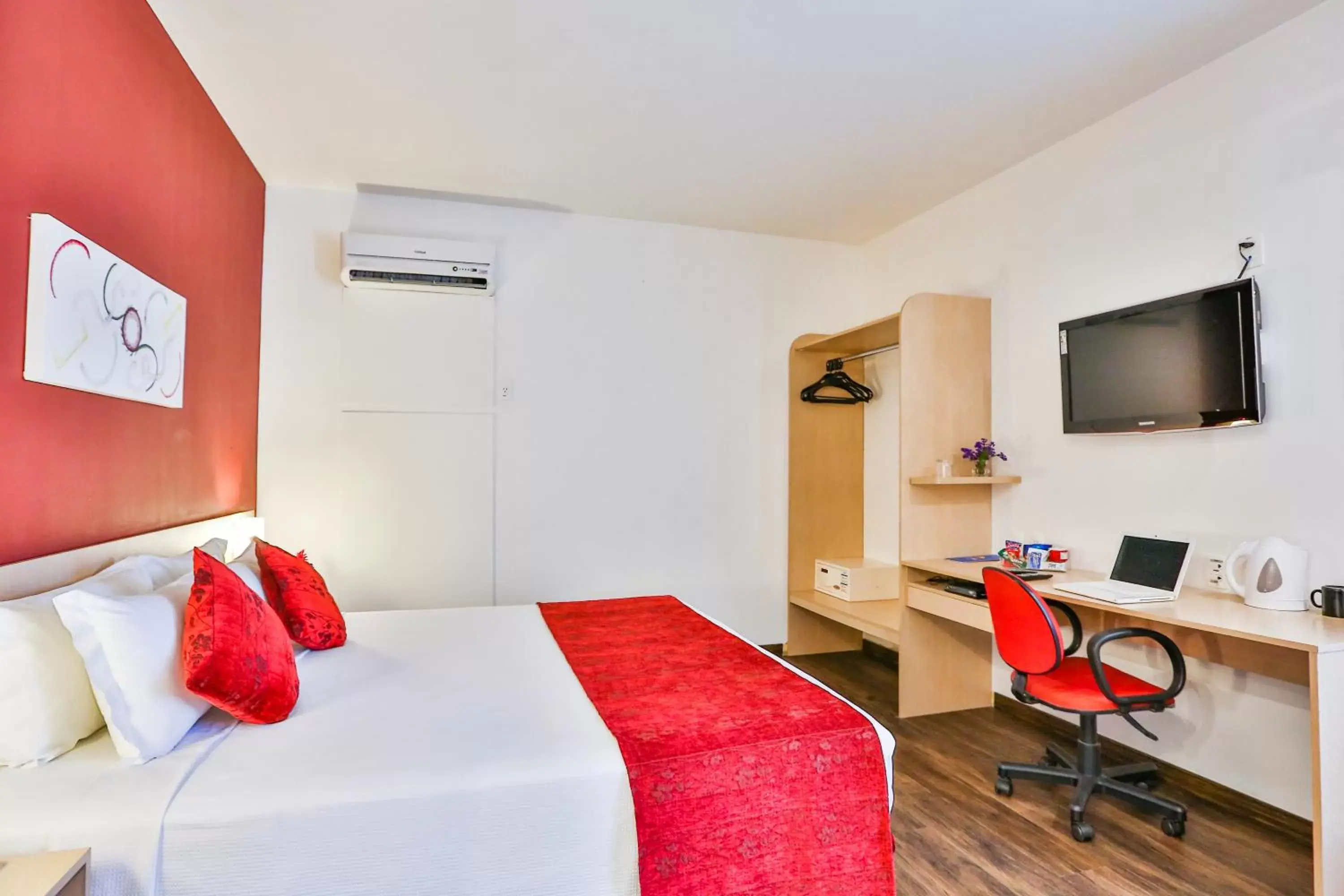 Bed, TV/Entertainment Center in Comfort Hotel Joinville