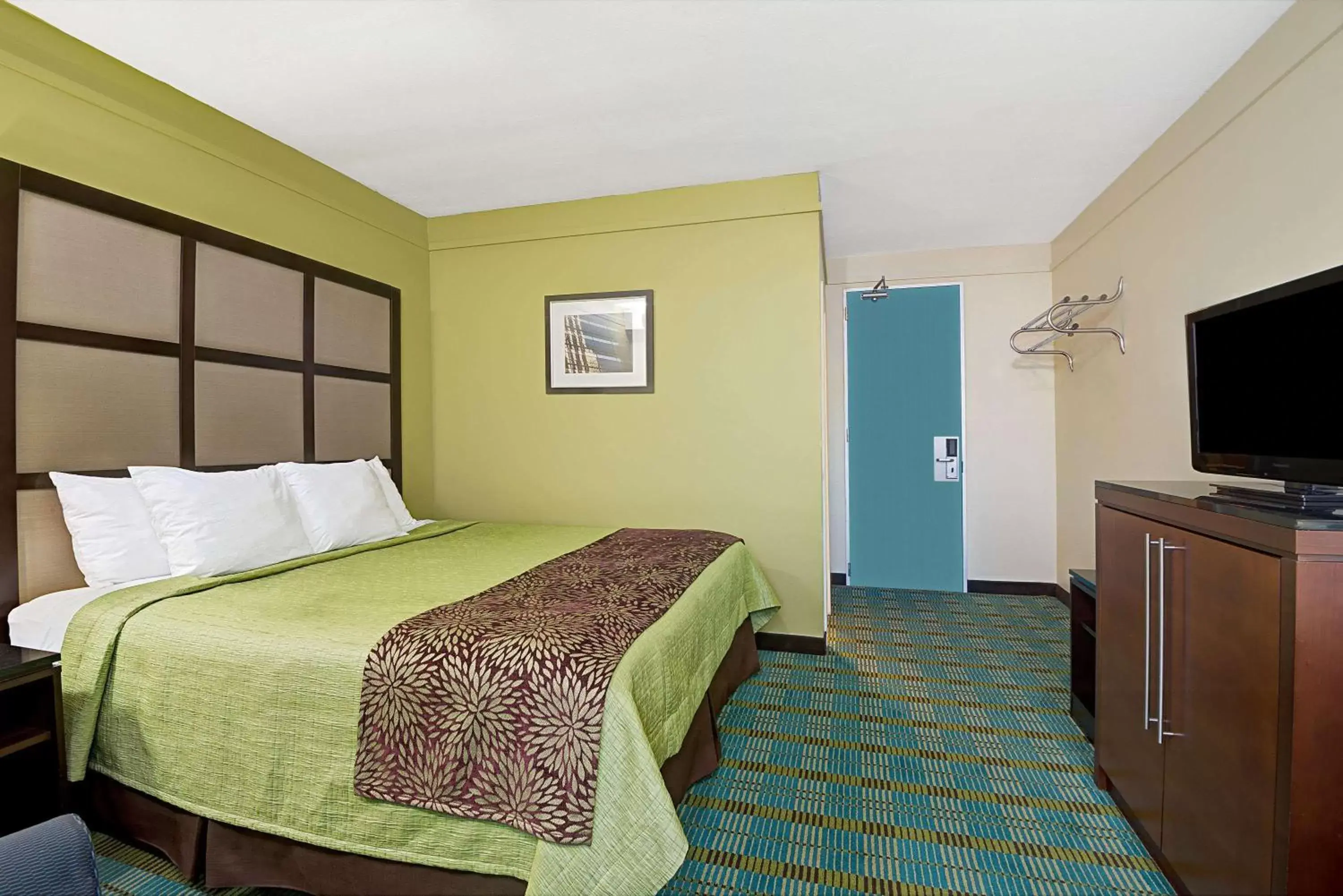 Photo of the whole room, Bed in Days Inn by Wyndham Southington