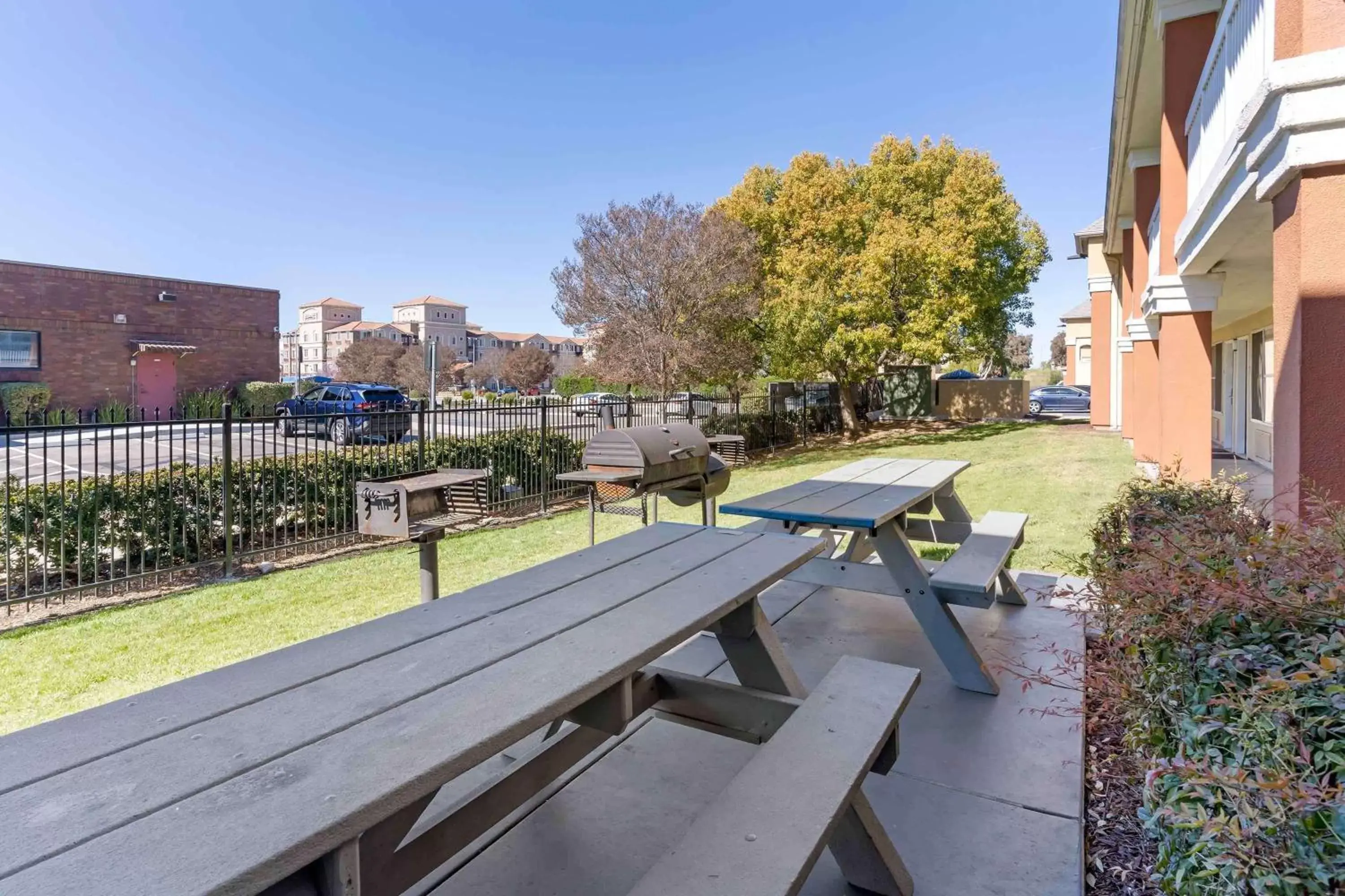 Property building in Extended Stay America Suites - San Jose - Milpitas - McCarthy Ranch Property building in Extended Stay America Suites - San Jose - Milpitas - McCarthy Ranch