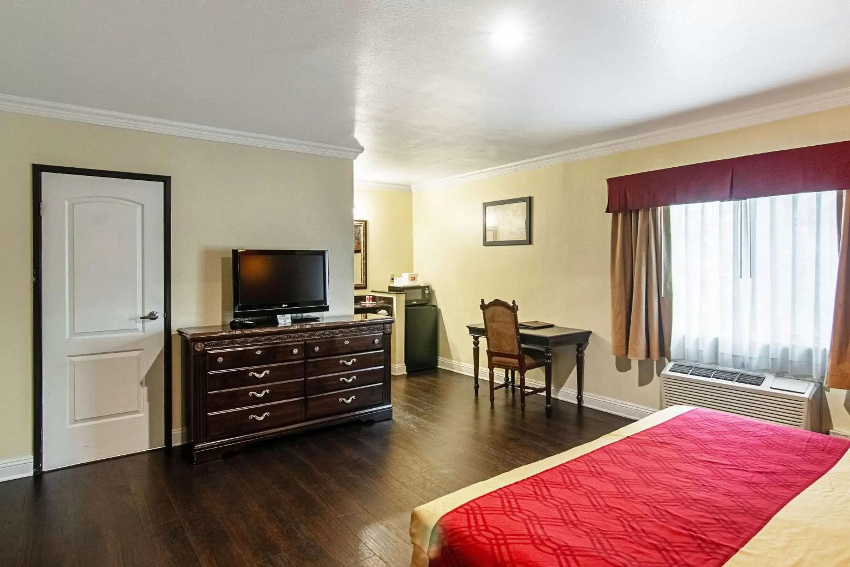 Photo of the whole room, TV/Entertainment Center in Econo Lodge Long Beach I-405