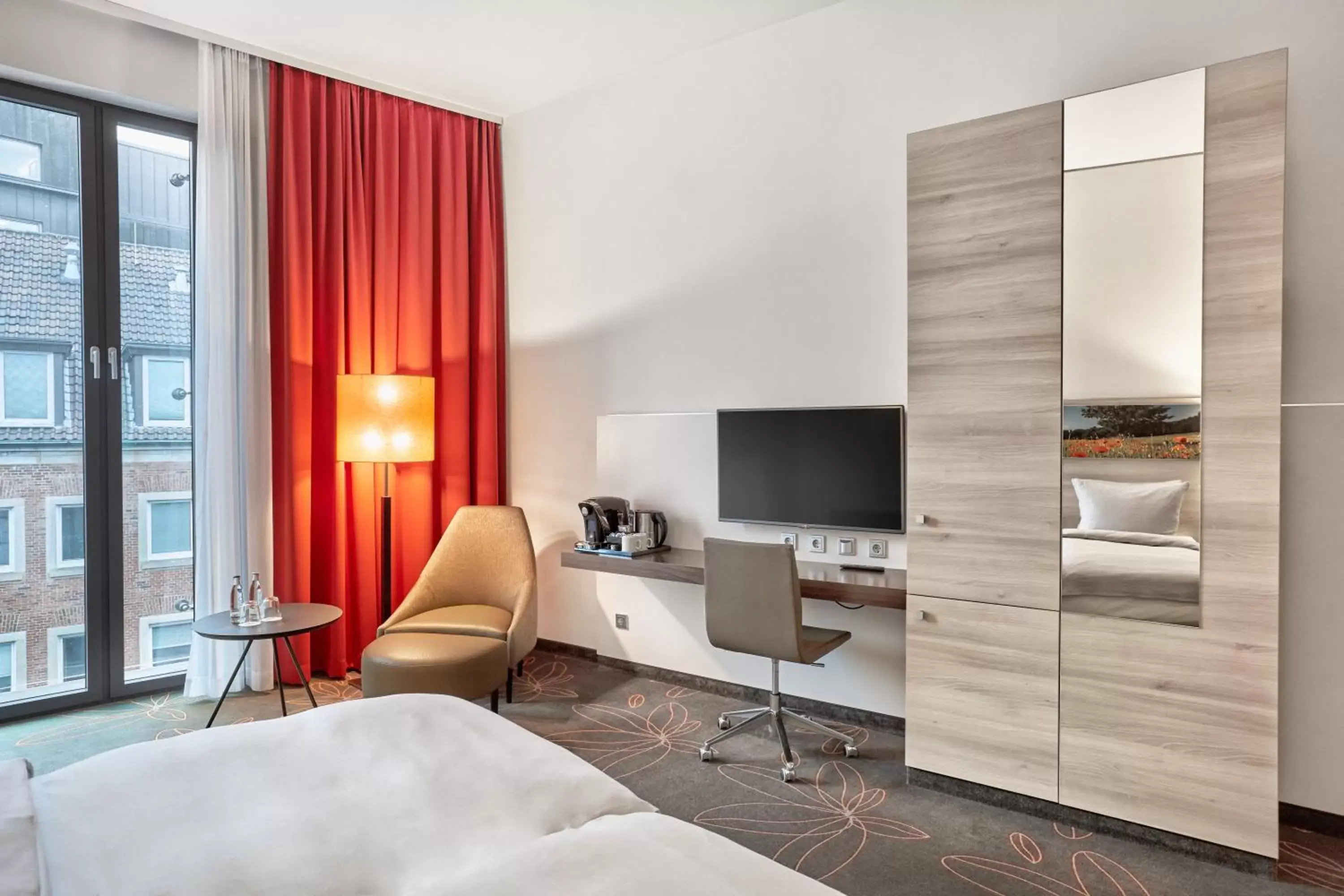 Photo of the whole room, TV/Entertainment Center in H4 Hotel Münster