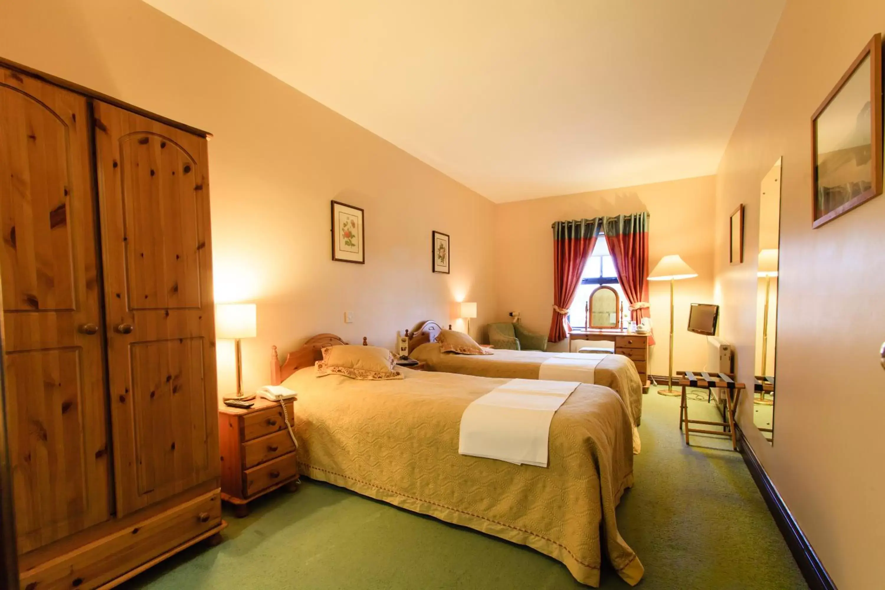Photo of the whole room, Bed in The Yeats County Inn Hotel