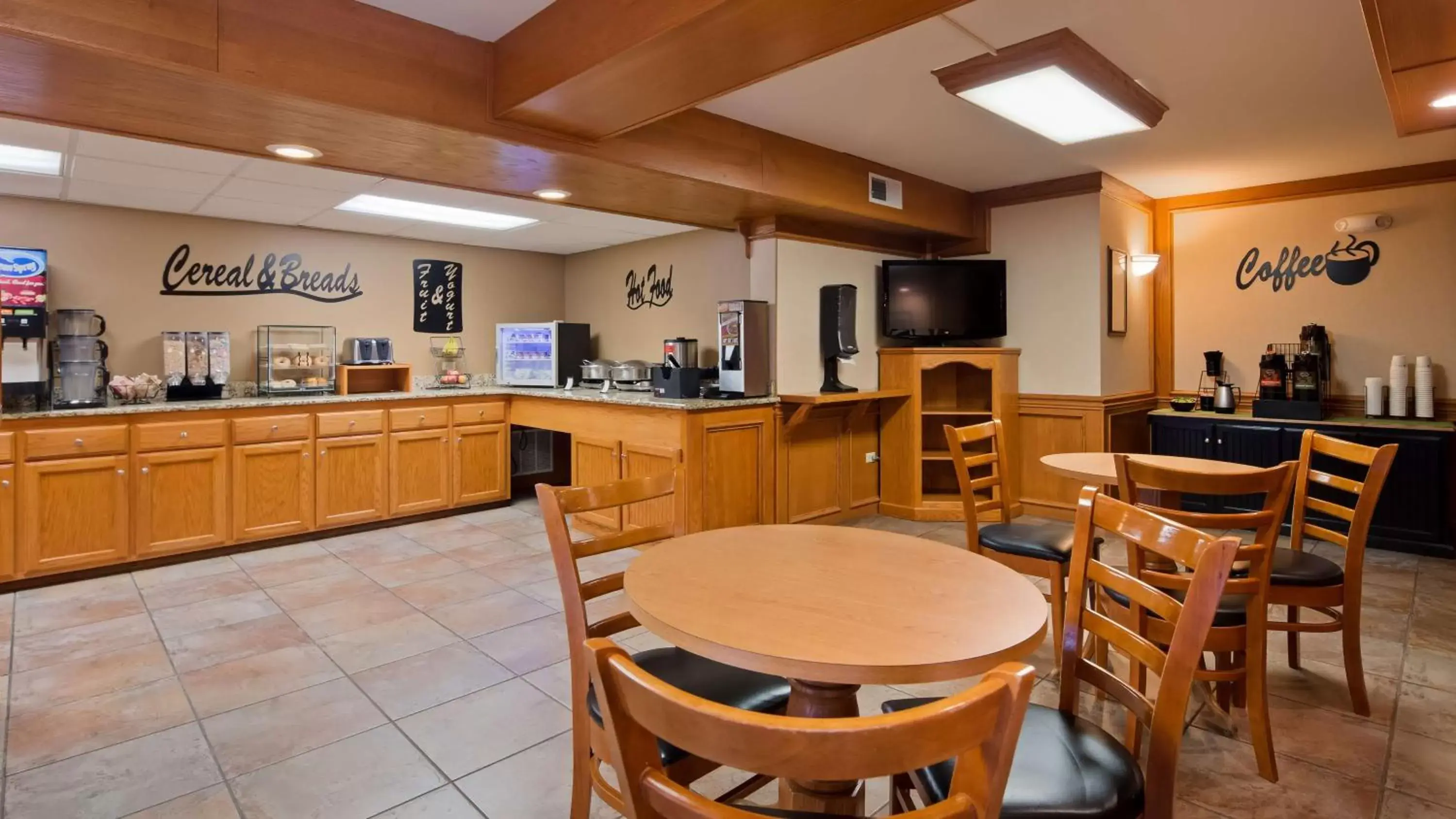 Restaurant/Places to Eat in SureStay Plus Hotel by Best Western Poteau