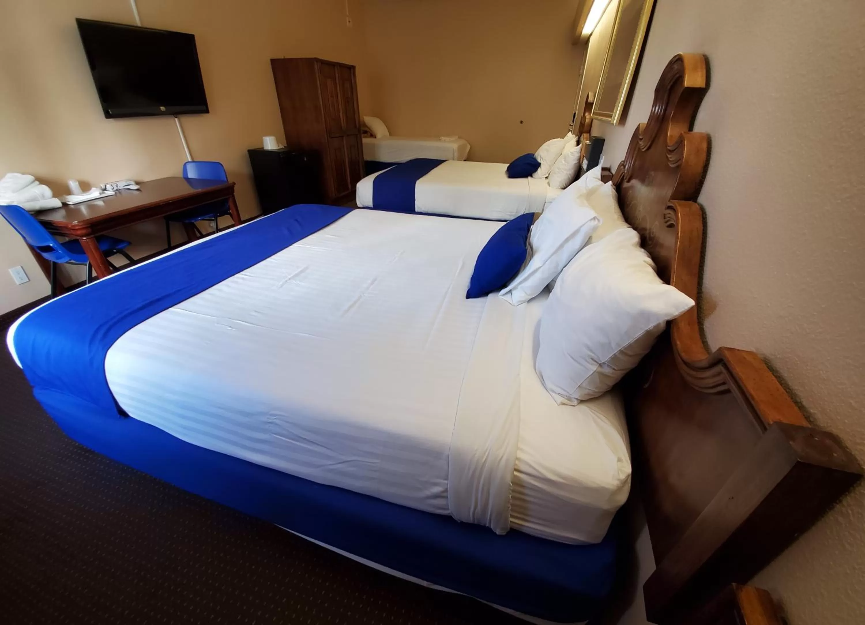 Photo of the whole room, Bed in Colony Inn