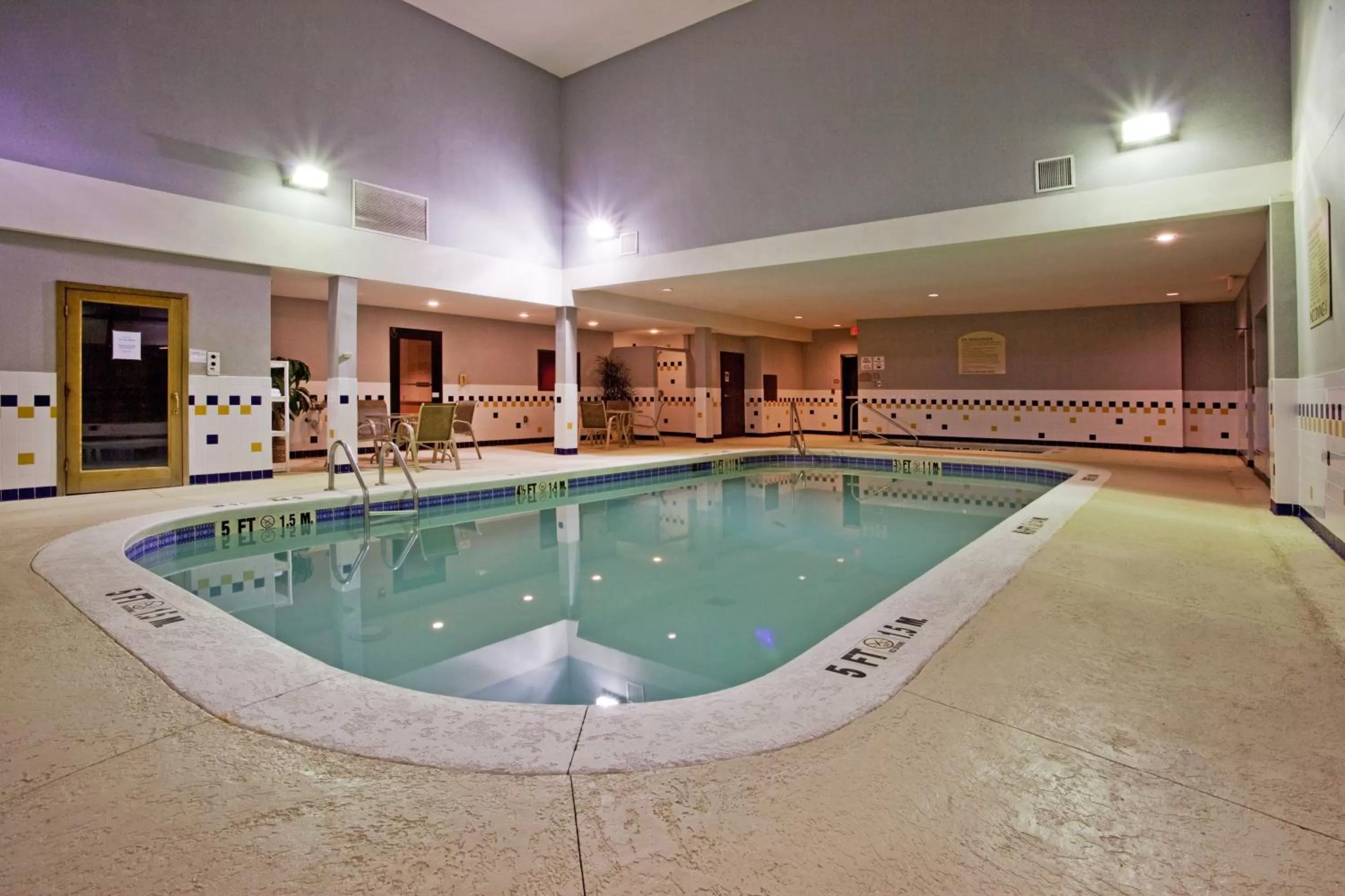 Swimming pool in Country Inn & Suites by Radisson, Griffin, GA