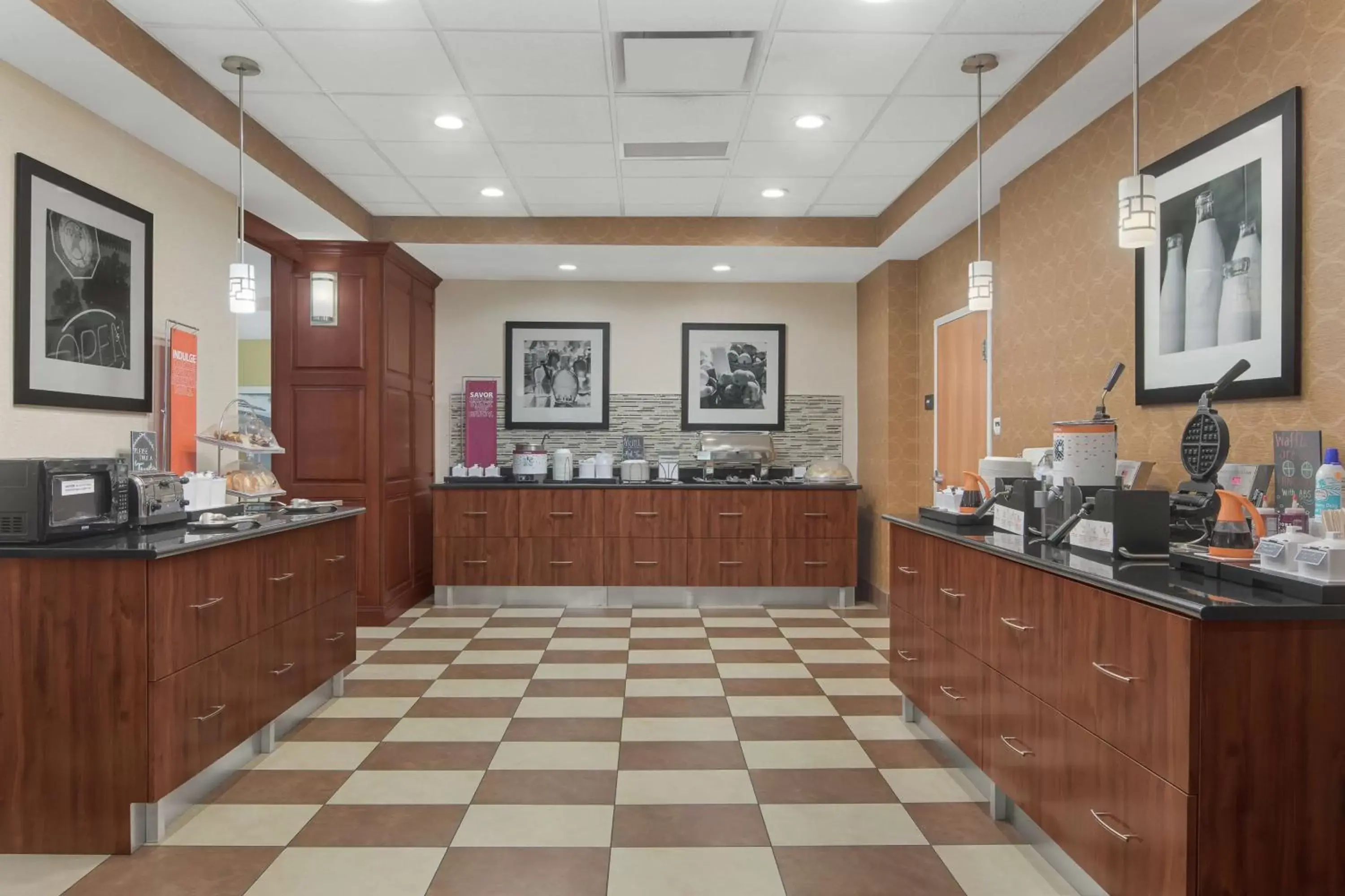 Breakfast, Kitchen/Kitchenette in Hampton Inn & Suites Macon I-75 North