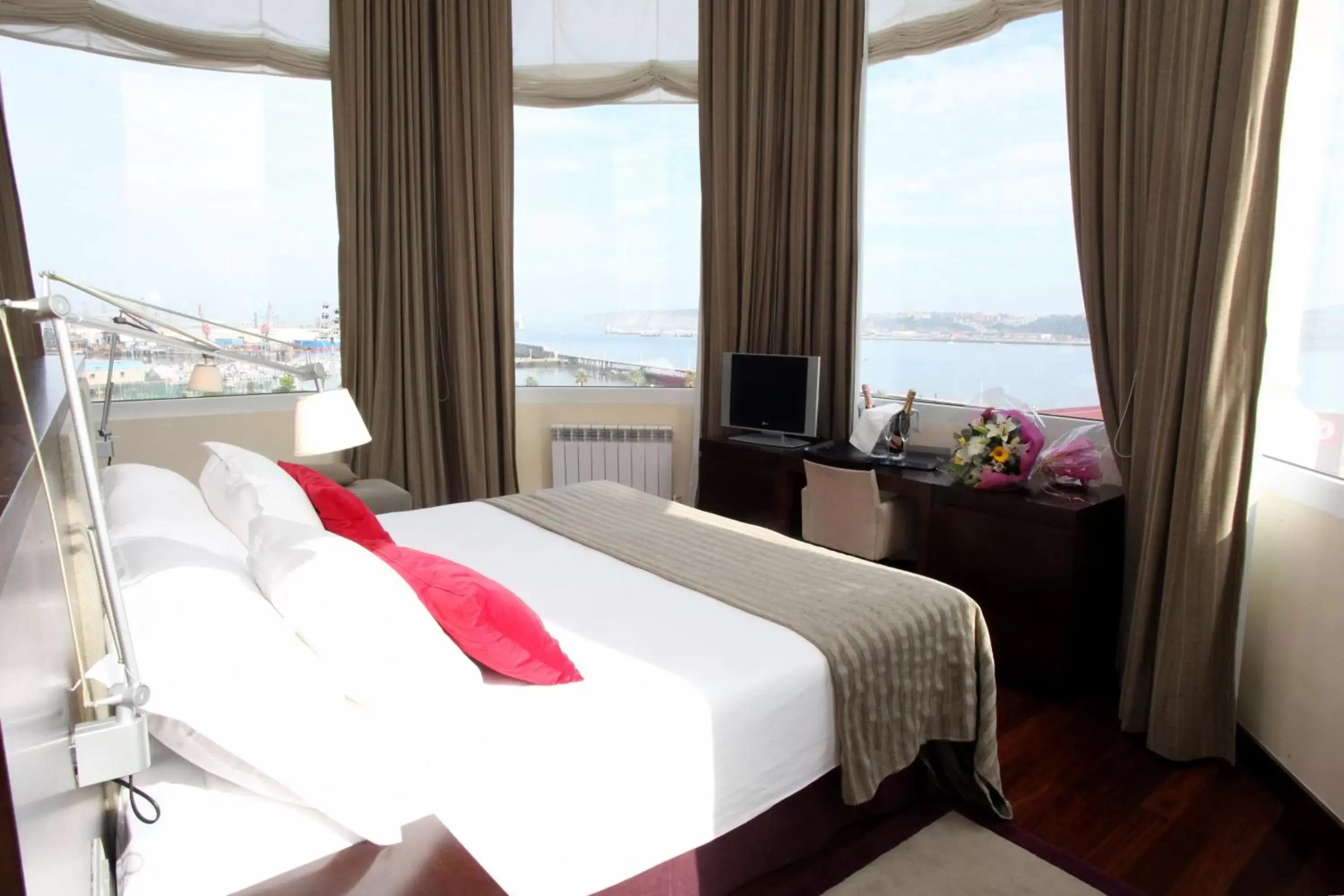 Bedroom, Sea View in Hotel URH Palacio de Oriol