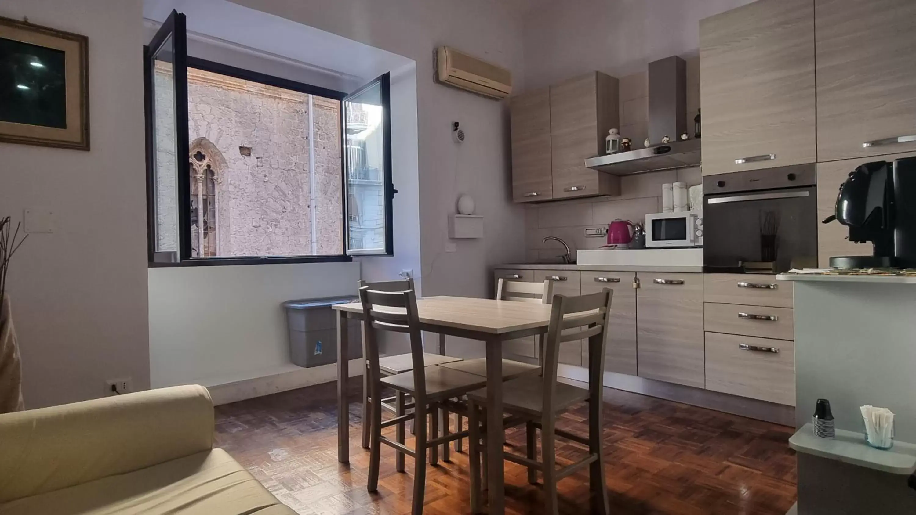 Living room, Kitchen/Kitchenette in Archivio Storico Napoli Centro