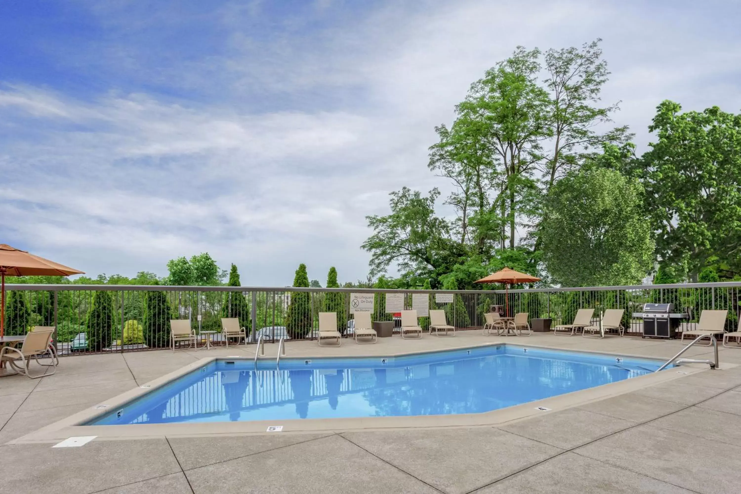 Property building, Swimming Pool in Hampton Inn Bloomington