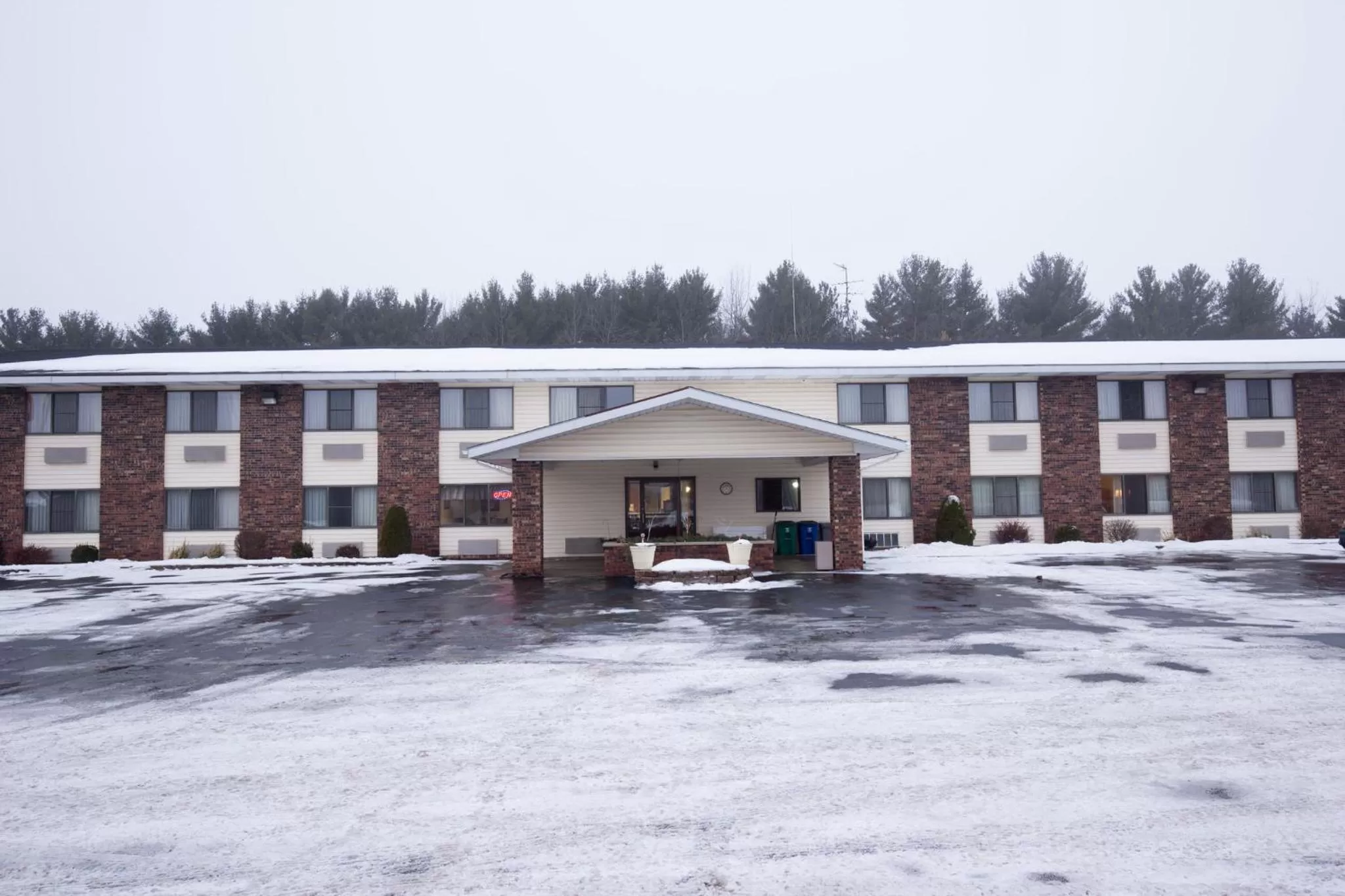 King Suite - Non-Smoking in Travelodge by Wyndham Merrill