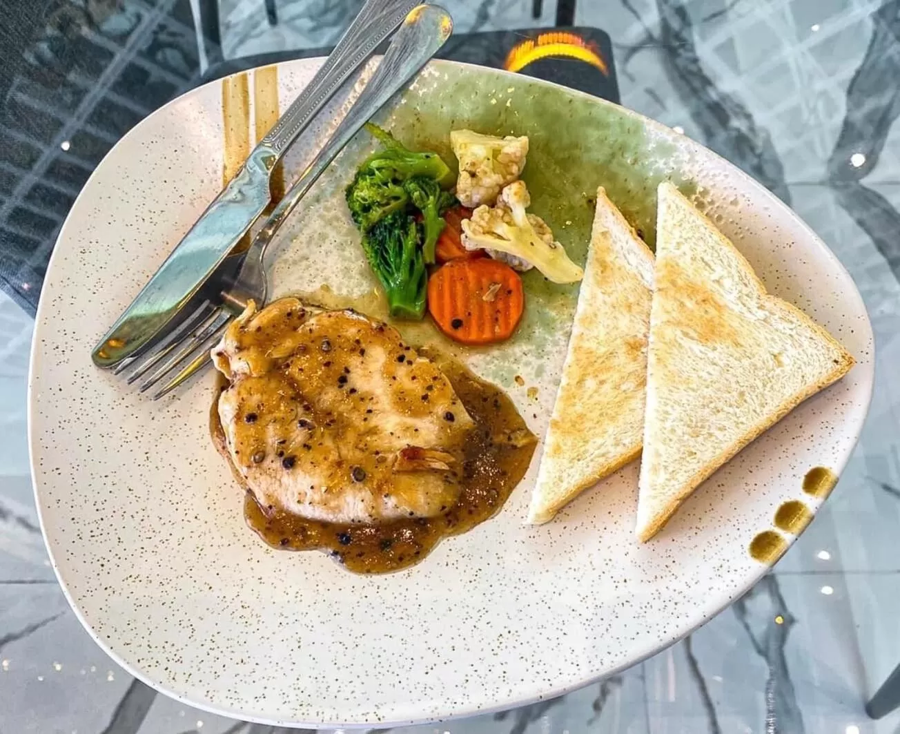 Food and drinks in S3 Huahin Hotel