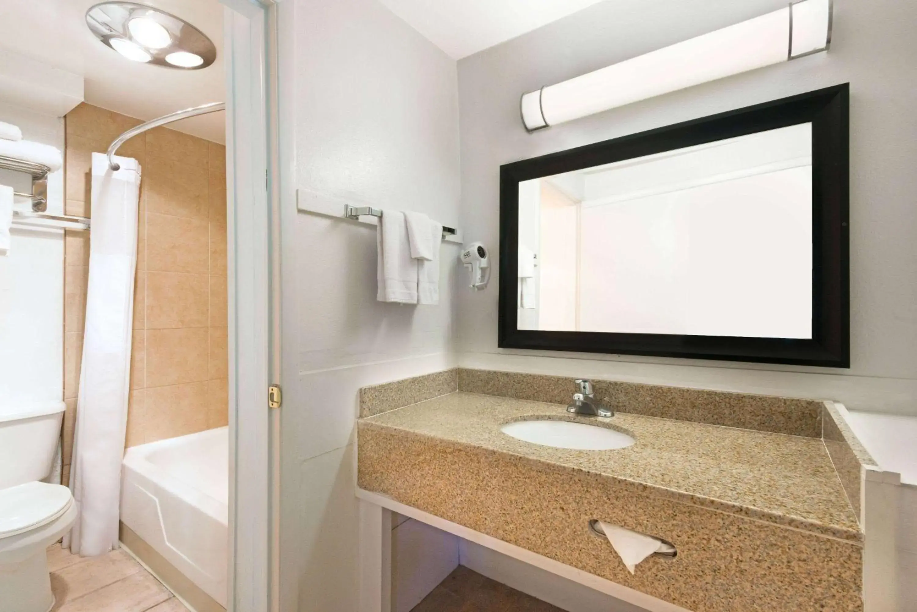 TV and multimedia, Bathroom in Travelodge by Wyndham Las Vegas NM