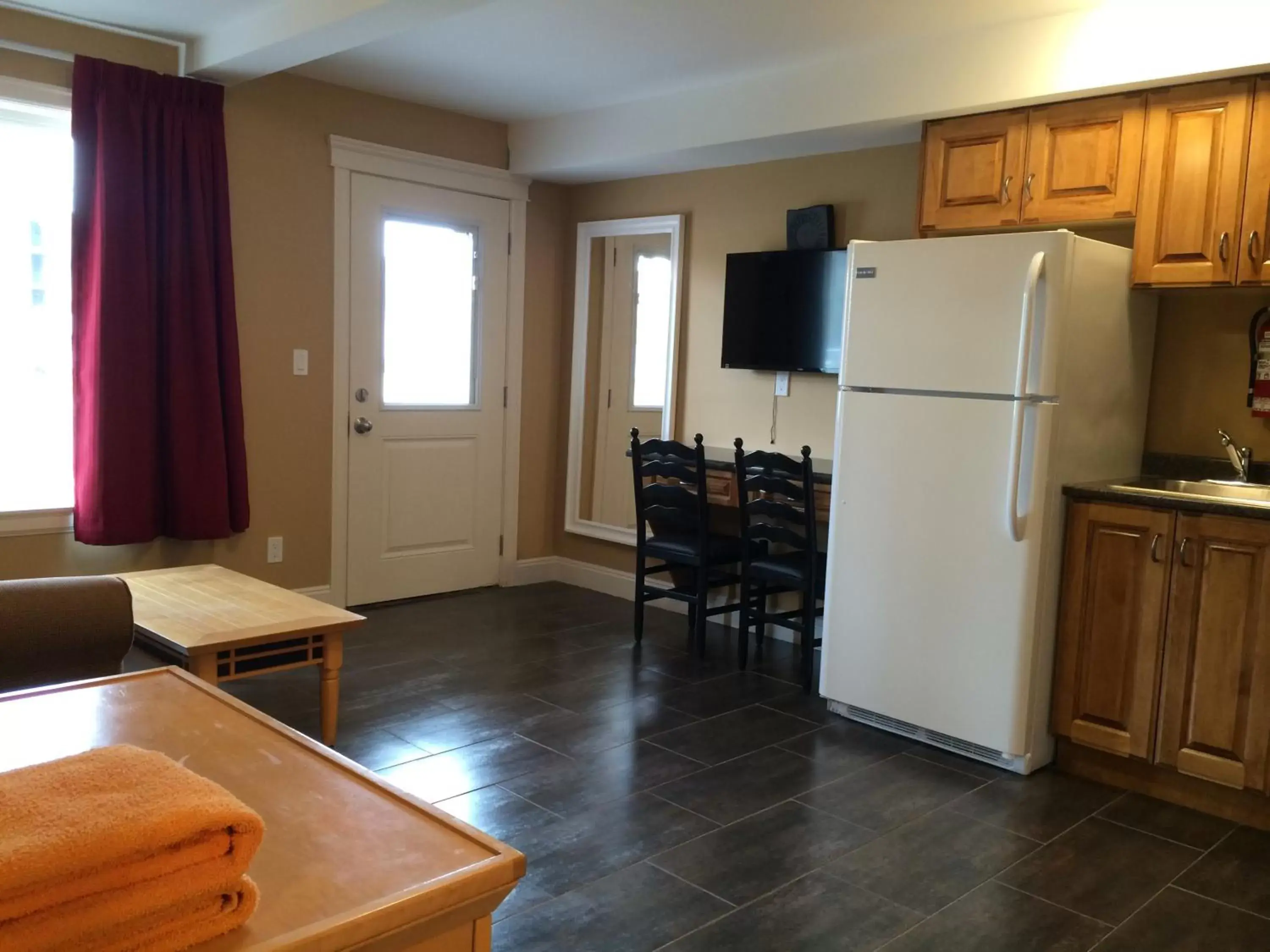 Photo of the whole room, Kitchen/Kitchenette in Sahara Suites