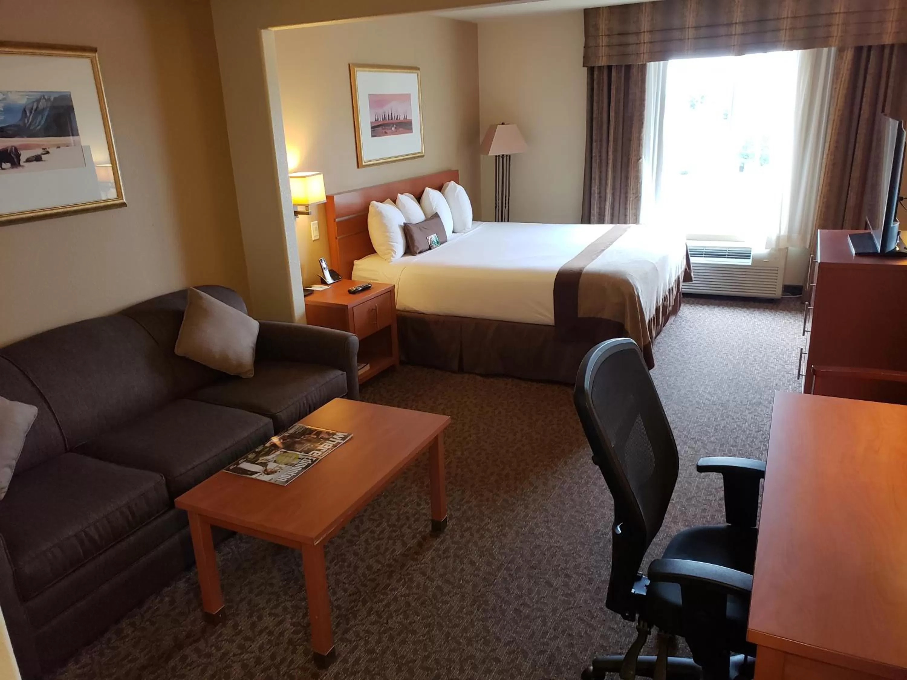 Bed in Wingate by Wyndham - Edmonton West