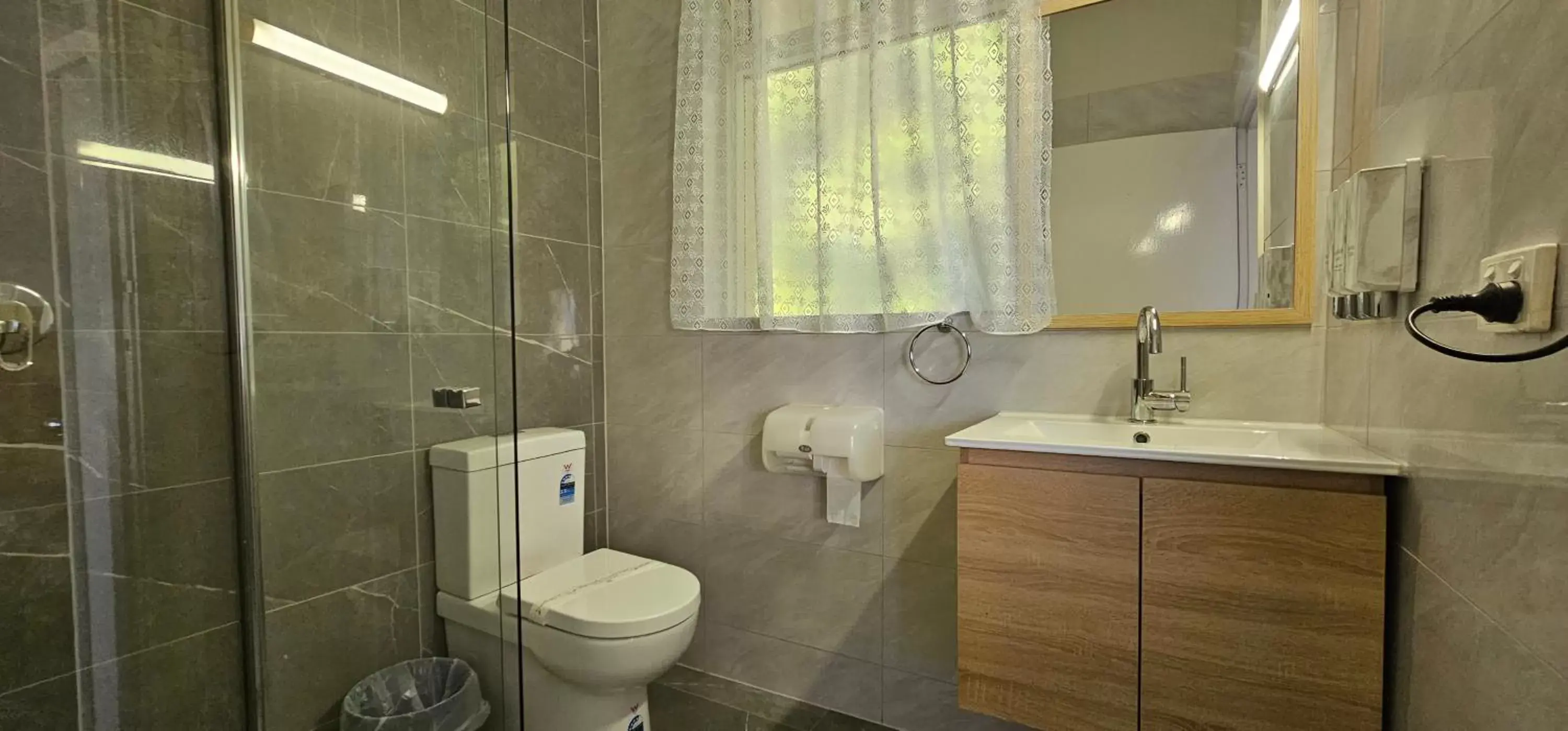 Shower, Bathroom in Blue Lake Motel