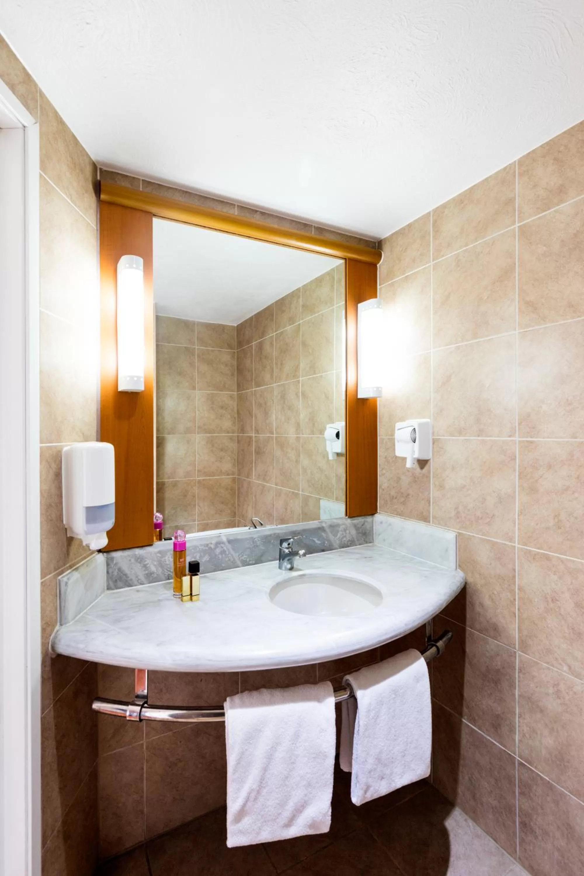 Bathroom in Ibis Guadalajara Expo