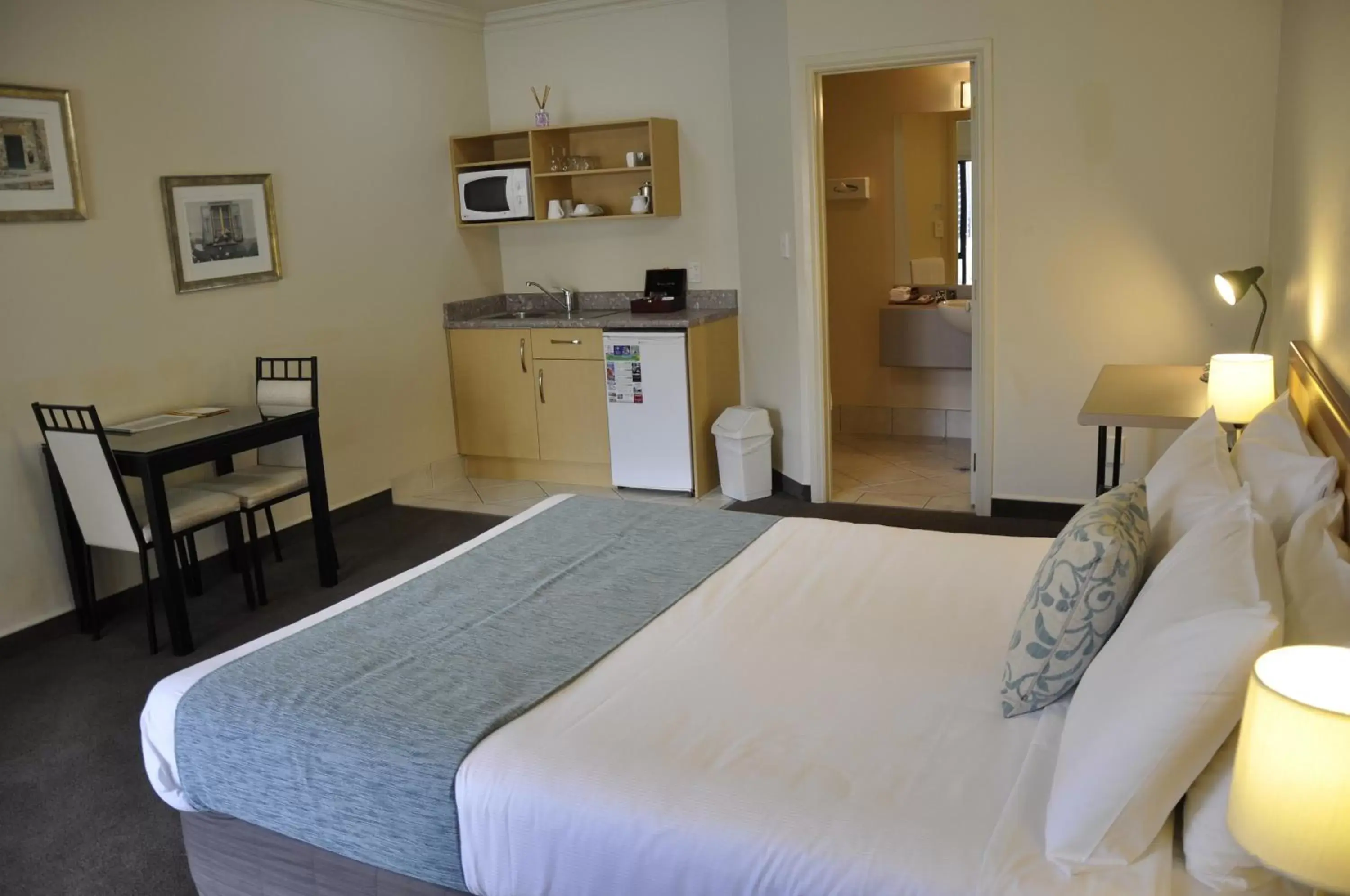 Photo of the whole room, Bed in Tuscany Villas Whakatane
