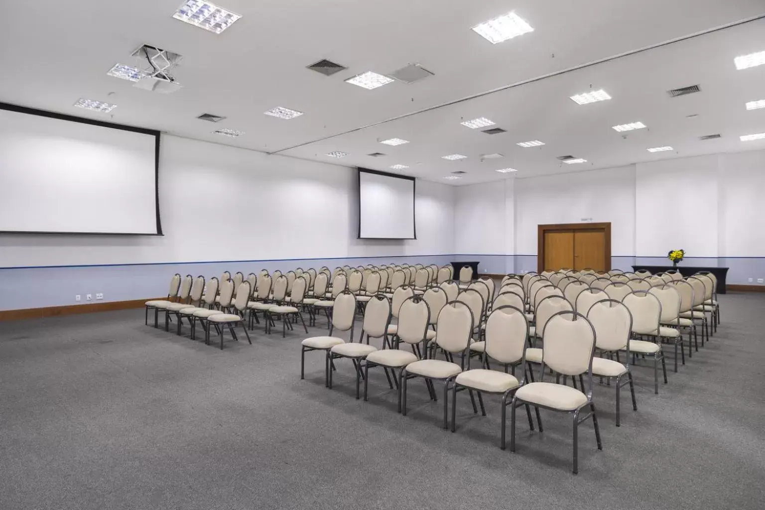 Meeting/conference room in Golden Tulip Porto Vitória