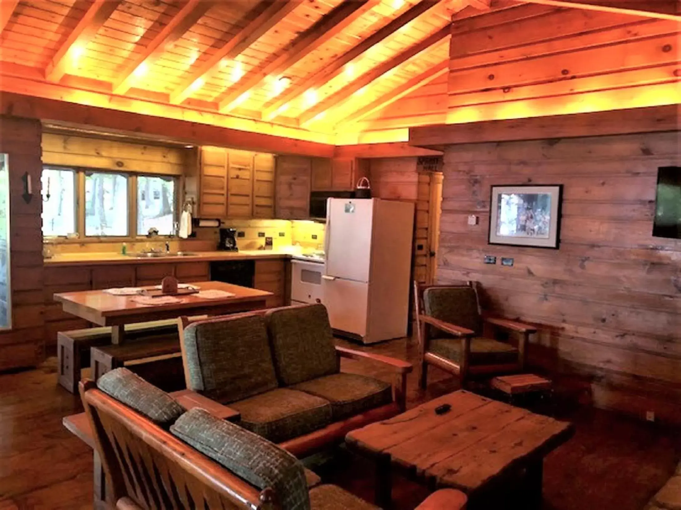 Kitchen or kitchenette, Dining Area in Drummond Island Resort & Conference Center