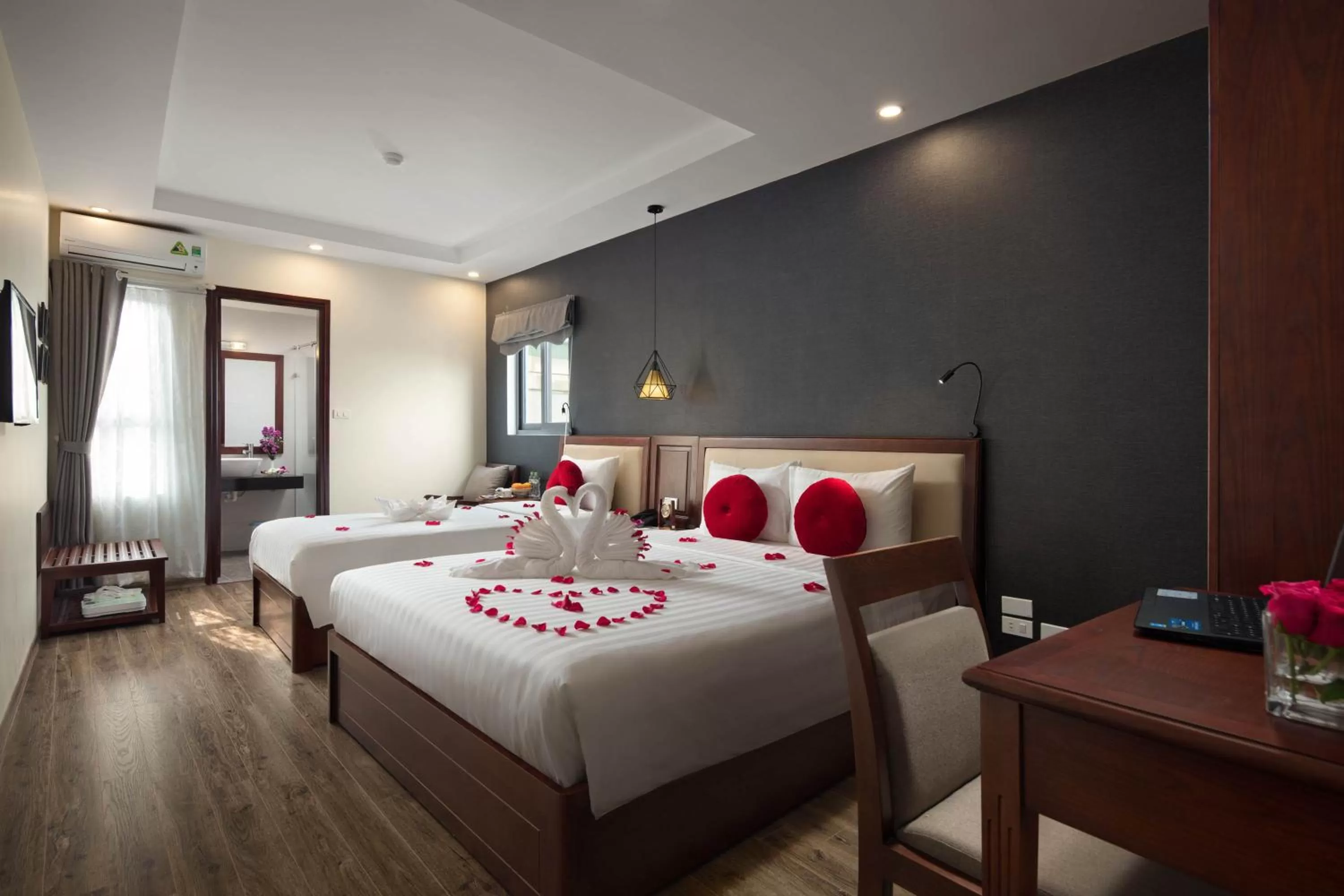 Bedroom, Bed in Holiday Emerald Hotel