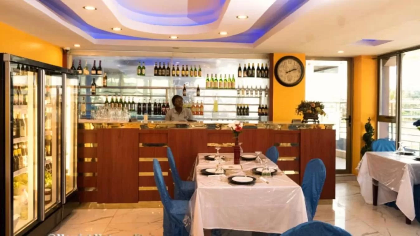 Restaurant/places to eat in Marriot Metropolitan Hotel