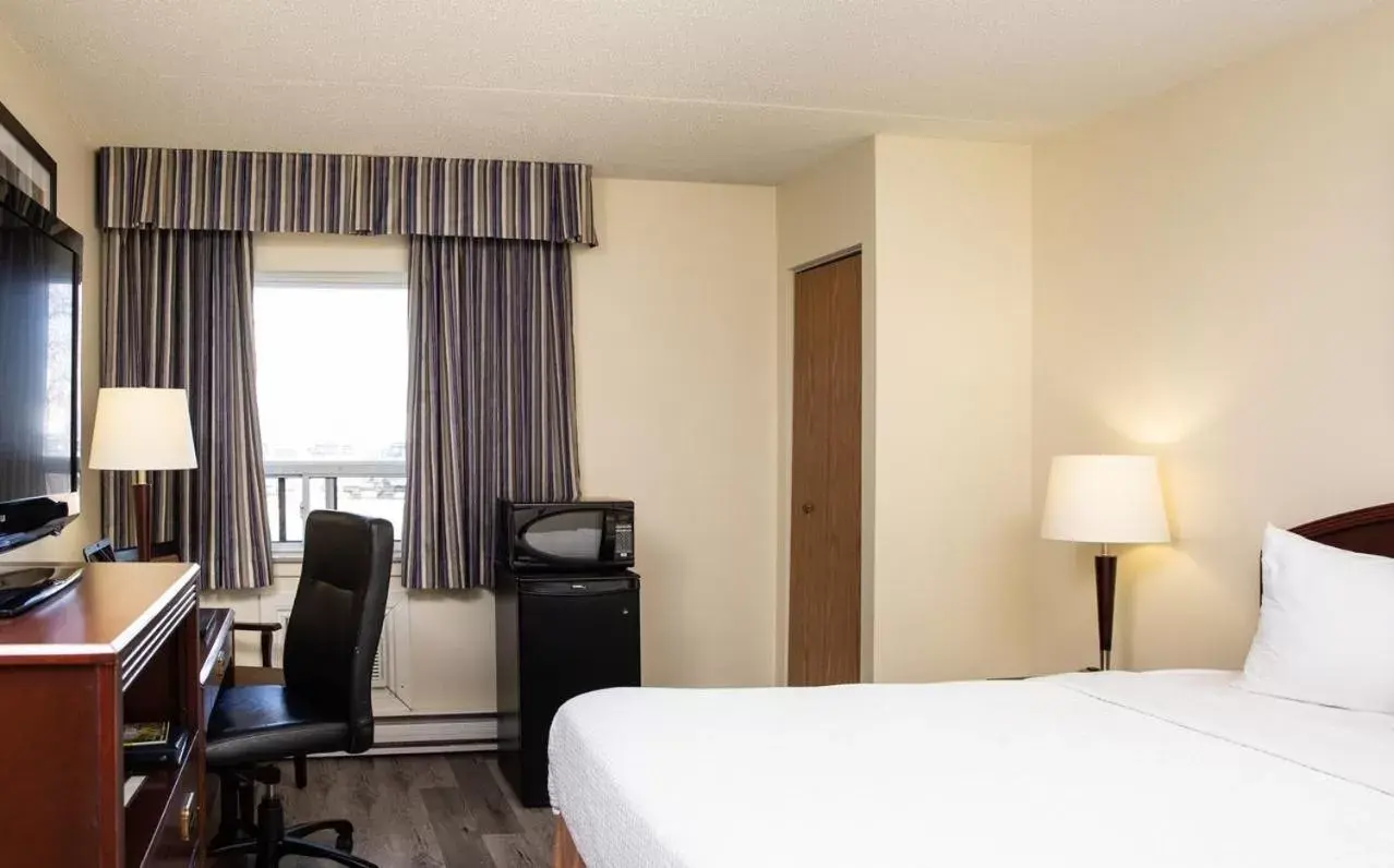 Bedroom, Bed in Travelodge by Wyndham Edmonton South