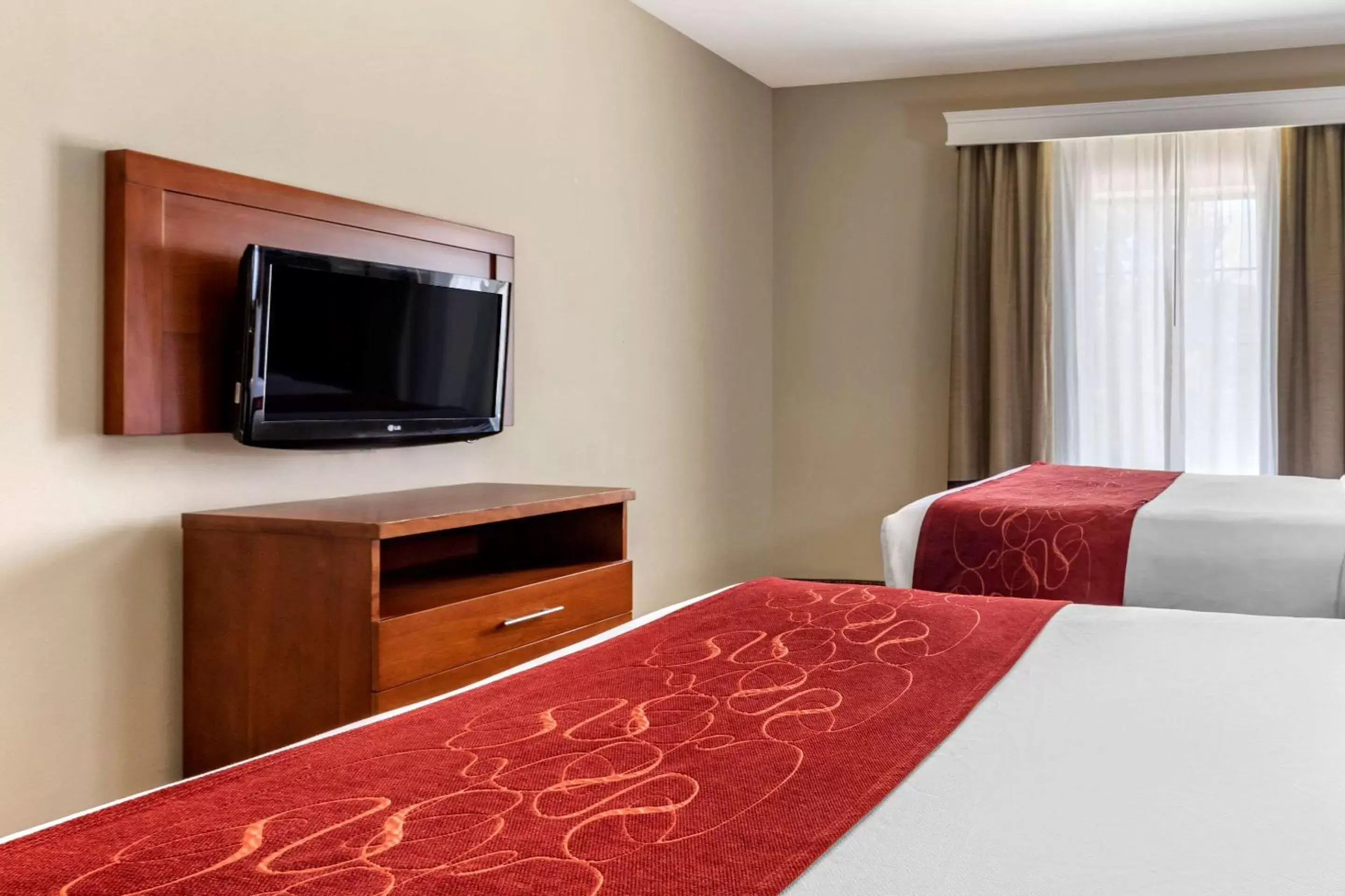 Photo of the whole room, Bed in Comfort Suites Shreveport West I-20
