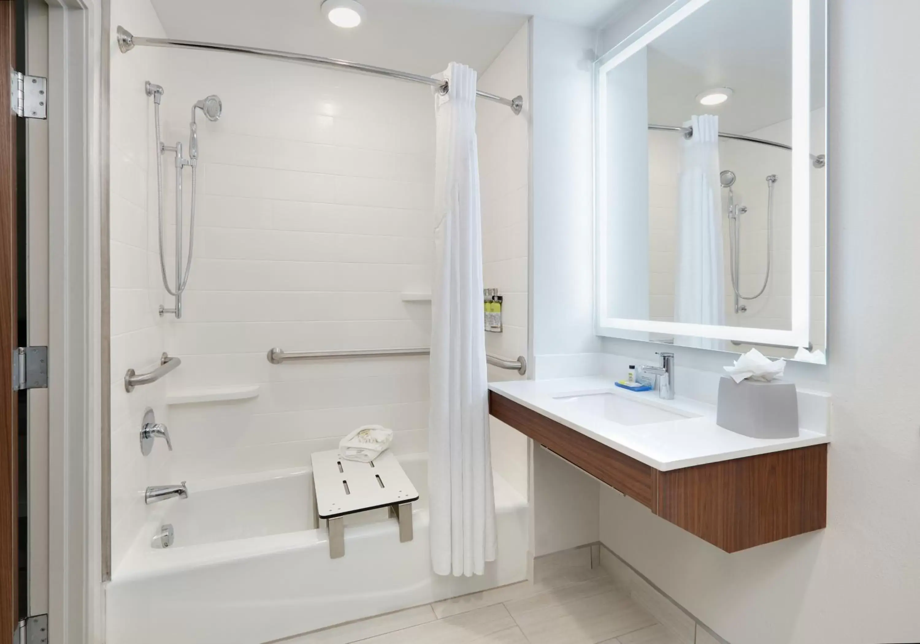 Shower, Bathroom in Holiday Inn Express Northwest near Sea World, an IHG Hotel