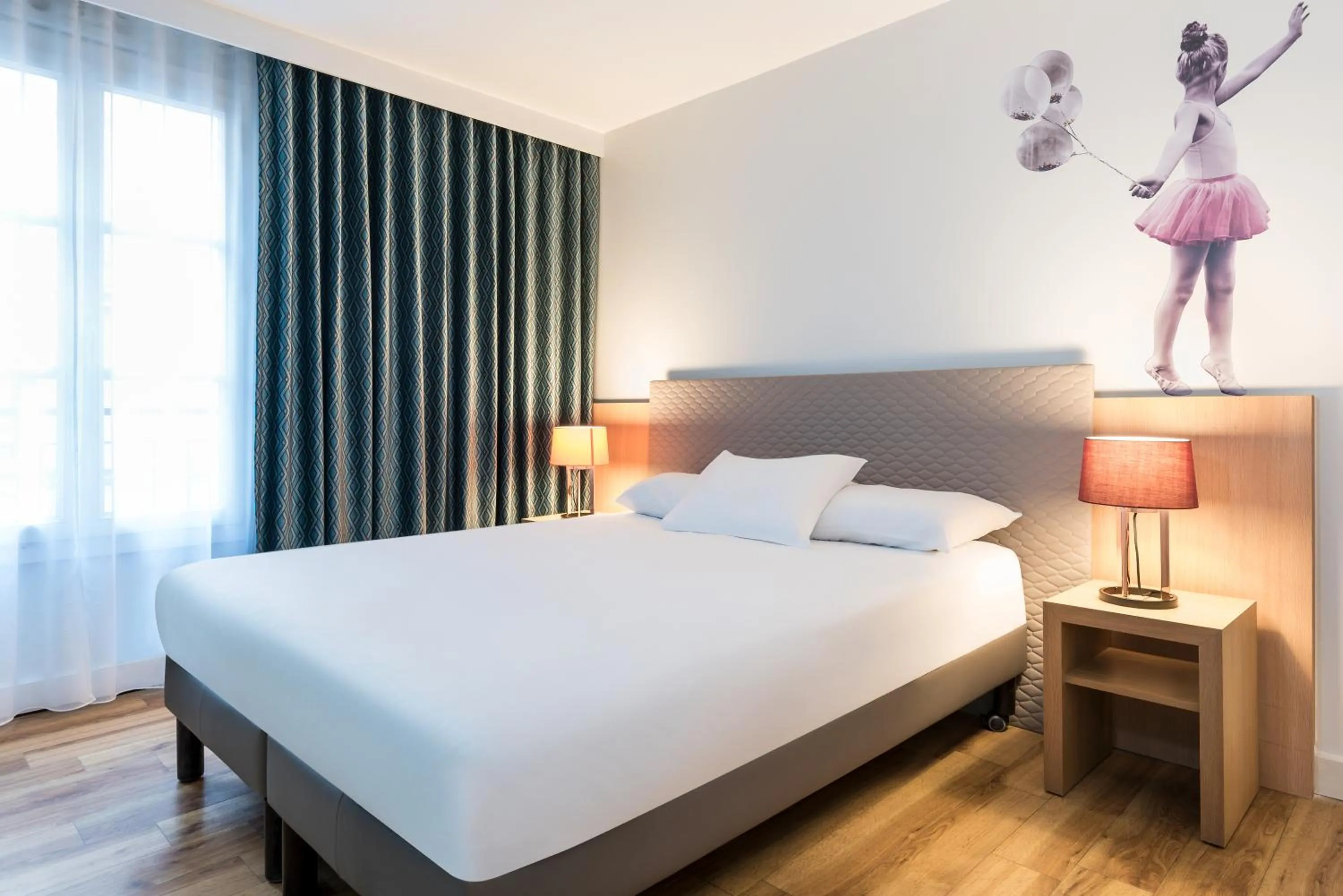 Bedroom, Bed in Aparthotel Adagio Paris Montmartre