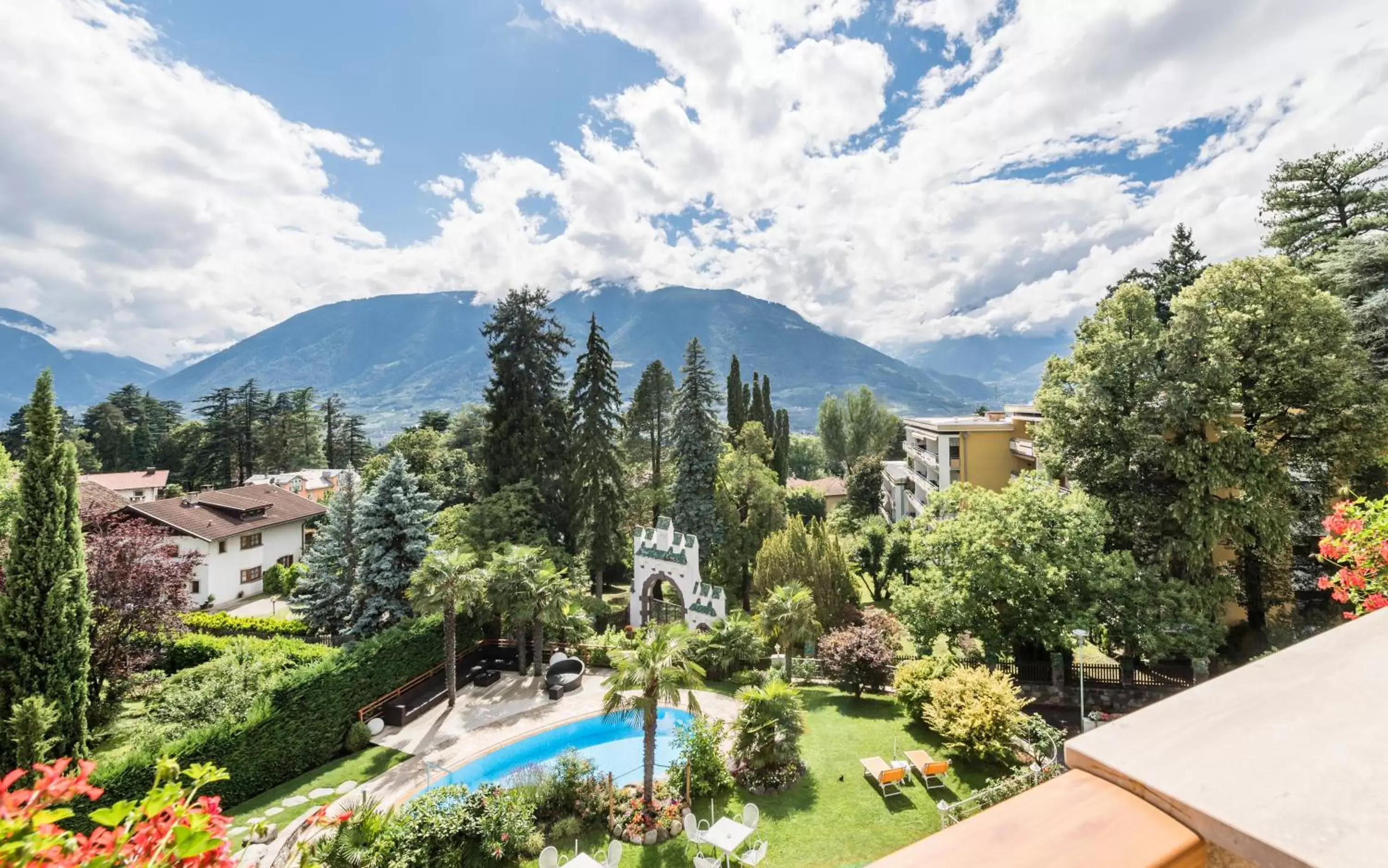 Neighbourhood, Pool View in Hotel Sonnenburg