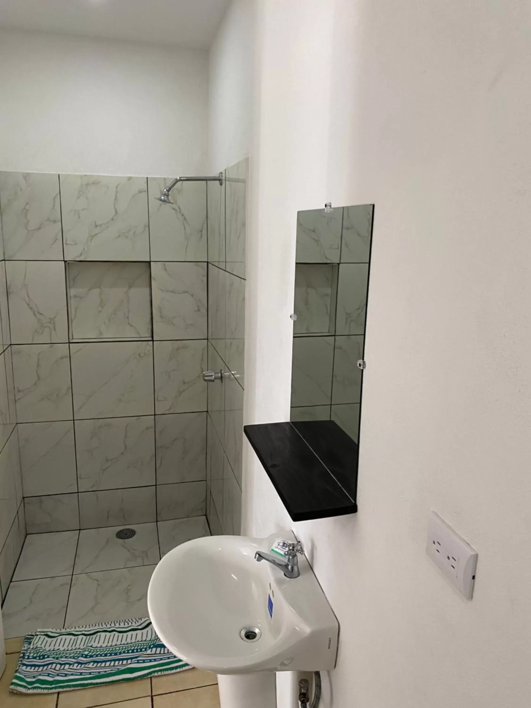 Shower, Bathroom in Hotel Cañas