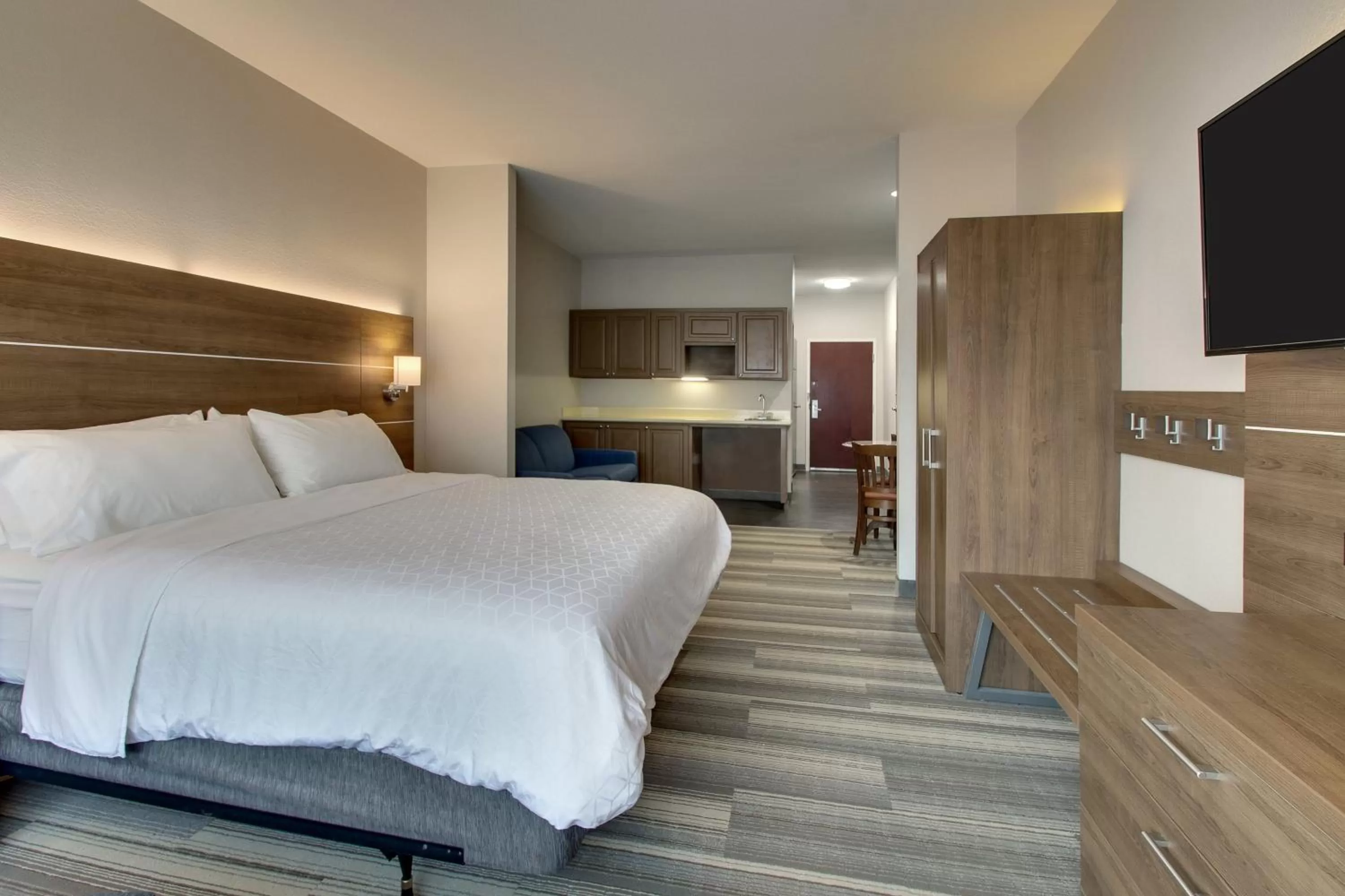 Photo of the whole room, Bed in Holiday Inn Express & Suites Laurel by IHG
