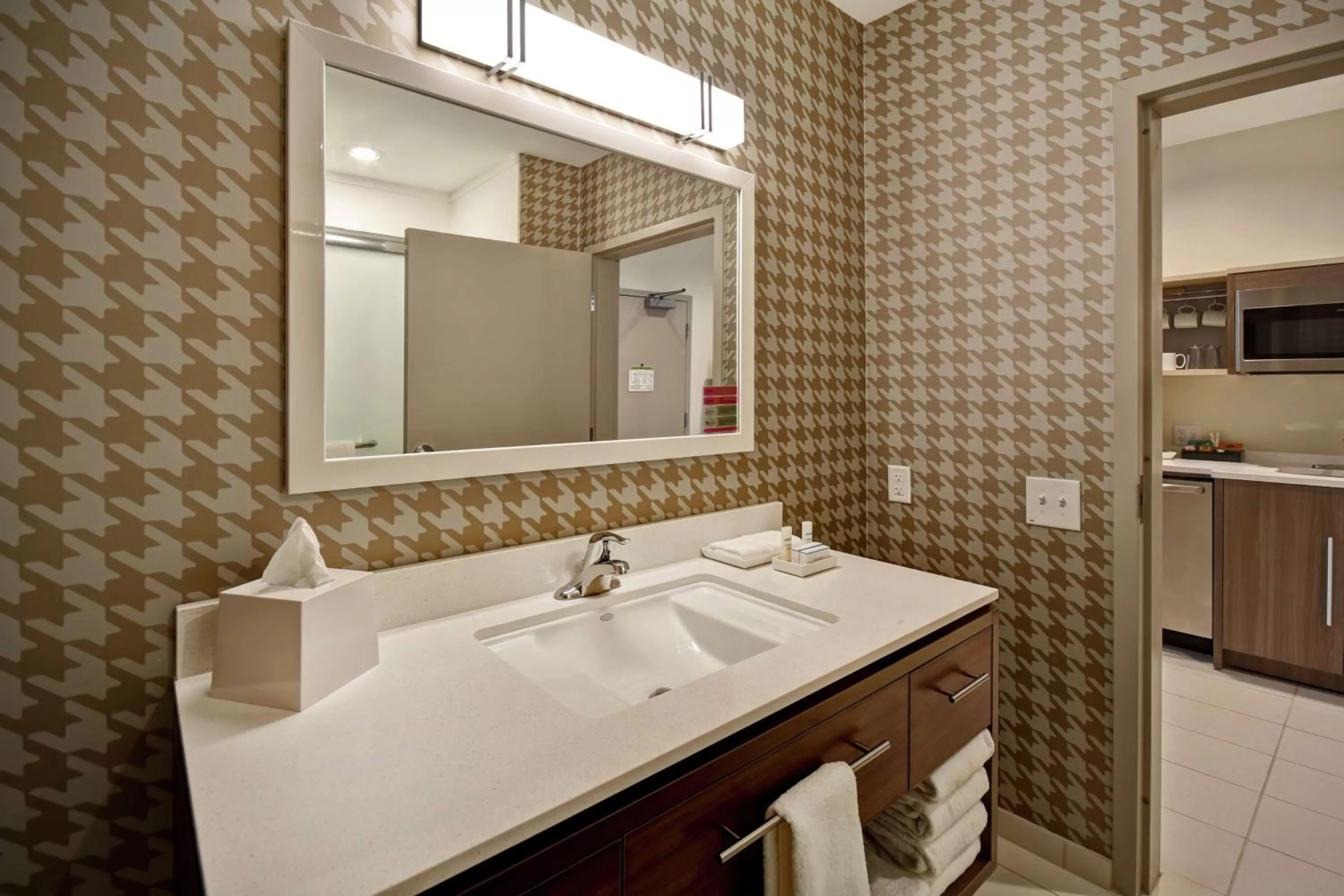 Kitchen or kitchenette in Home2 Suites by Hilton Harvey New Orleans Westbank