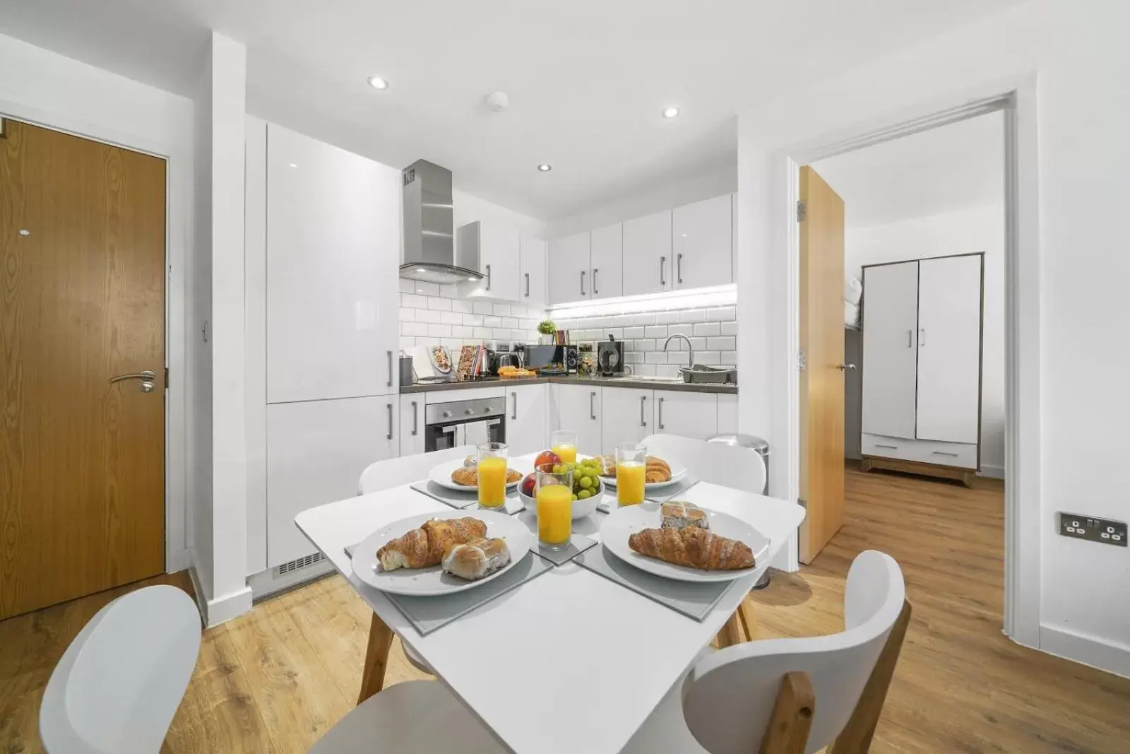 Kitchen or kitchenette, Dining Area in Onyx O2 Arena Brindley Place Broad Street Large Spacious Apartment