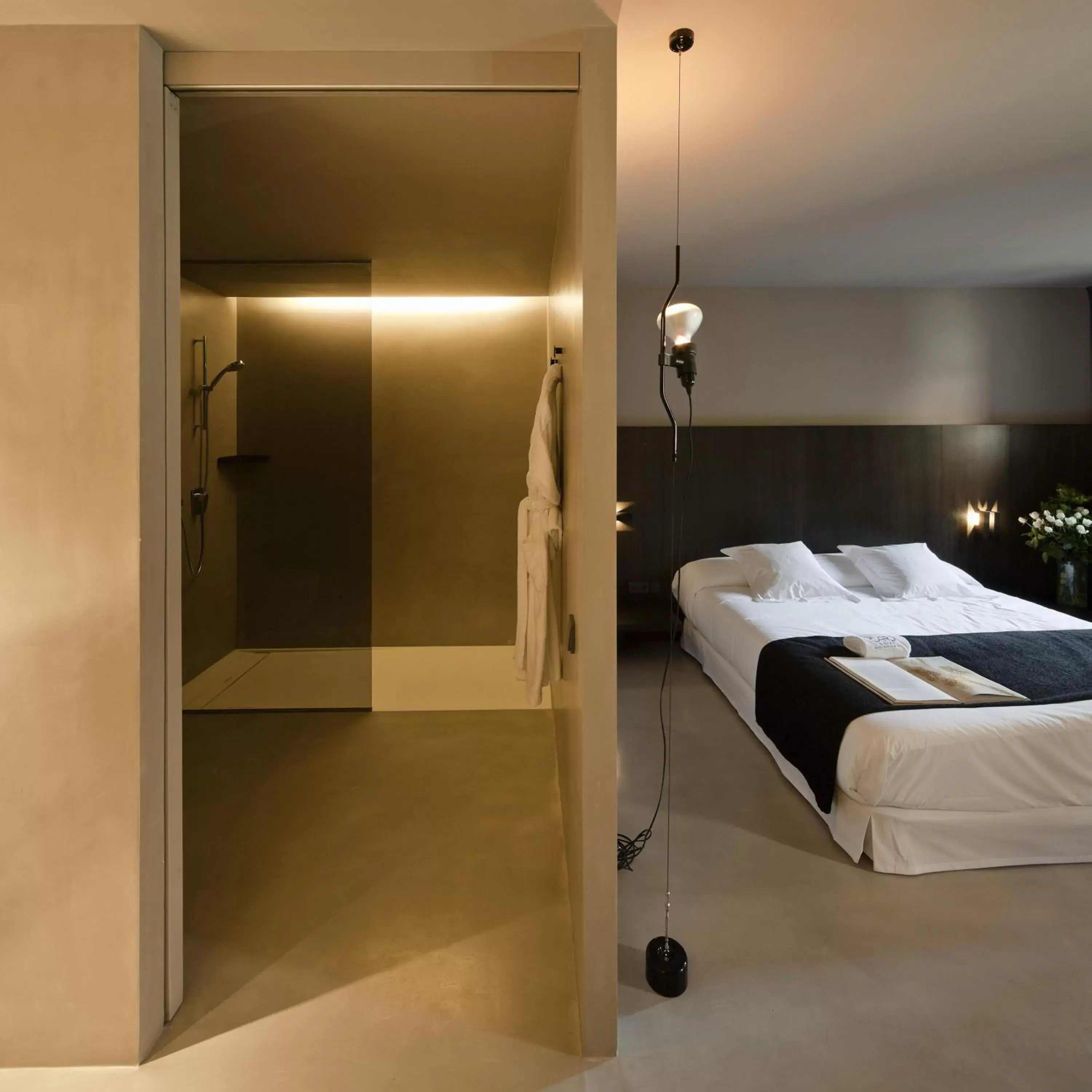 Bathroom, Bed in Caro Hotel